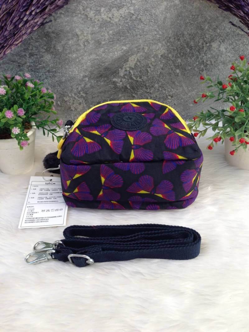 Kipling Mini Shoulder Bag K13869 Outlet Hongkong กระเป๋าสะพายไหล่ใบเล็กน่ารัก วัสดุผ้าไนล่อนกันน้ำอย่างดีตามแบบฉบับแบรนด์ แบ่งเป็นช่องซิป 3 ช่อง มีหูจับ ด้านในบุผ้าแบรนด์ มาพร้อมพวงกุญแจน้องลิง ใบนี้จุของได้เยอะน้ำหนักเบาค่ะ เหมาะมากกับการสะพายไปเที่ยวชิว