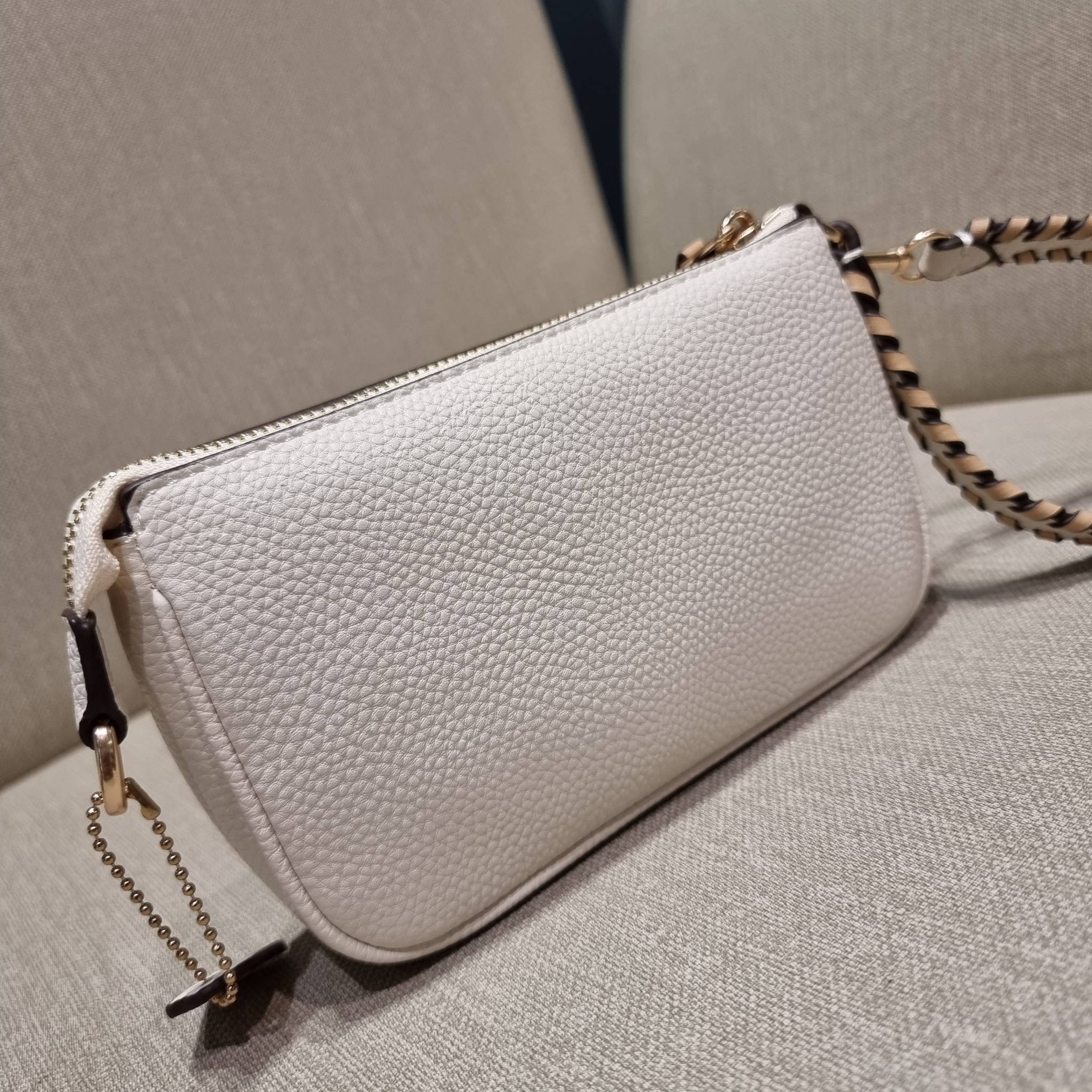 COACH C4233 NOLITA 19 WITH WHIPSTITCH คอลเลคชั่น rare item น่ารักน่าใช้ ในสไตล์คลาสสิค กระเป๋าทรงพอชขนาดมินิ ที่สามารถสะพายไหล่ และกึ่งคล้องมือใช้ได้ 2 สไตล์ ปรับสายให้มาเกี่ยวฝั่งเดียวเพื่อใช้เป็นคล้องมือ หรือปรับเกี่ยวอีกฝั่งใช้คล้องแขน คล้องไหล่ก็เก๋มา