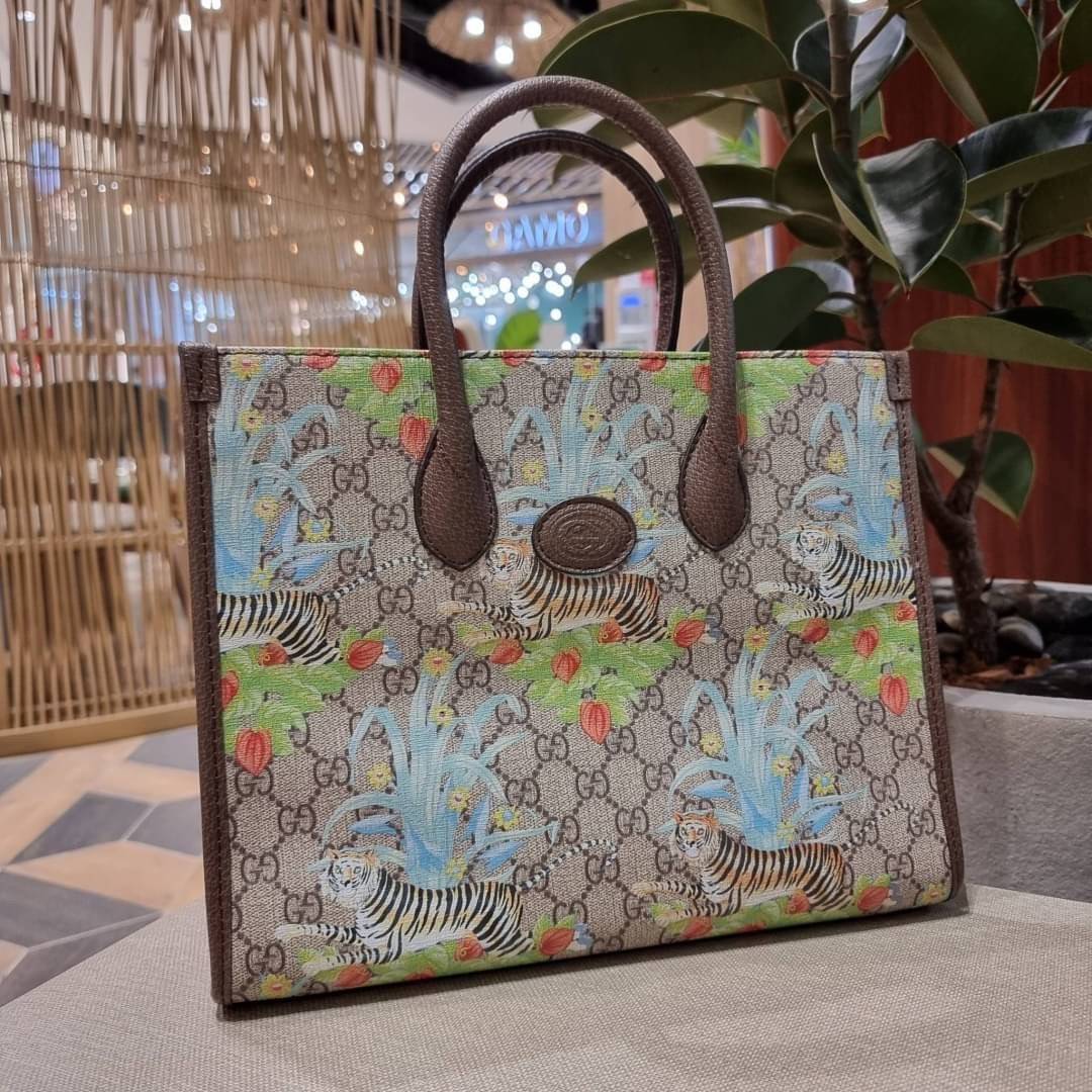GUCCI Tiger GG small tote bag ใบใหญ่ อีกไอเท็มใหม่ ร้อนแรงไฟลุก!! ต้อนรับปีเสืออย่างเป็นทางการ จัดให้แบบเลิศๆ กับกระเป๋าทรงโท้ท วีไอพีพรีเมี่ยมกิ๊ฟ ไซส์ใหญ่ โดดเด่นด้วยลวดลายไม่ซ้ำใคร สวยเอกลักษณ์ วัสดุหนังแคนวาส ภายในโล่งกว้างมาก ใส่ของแบบแน่นๆ จุๆไปได้เ