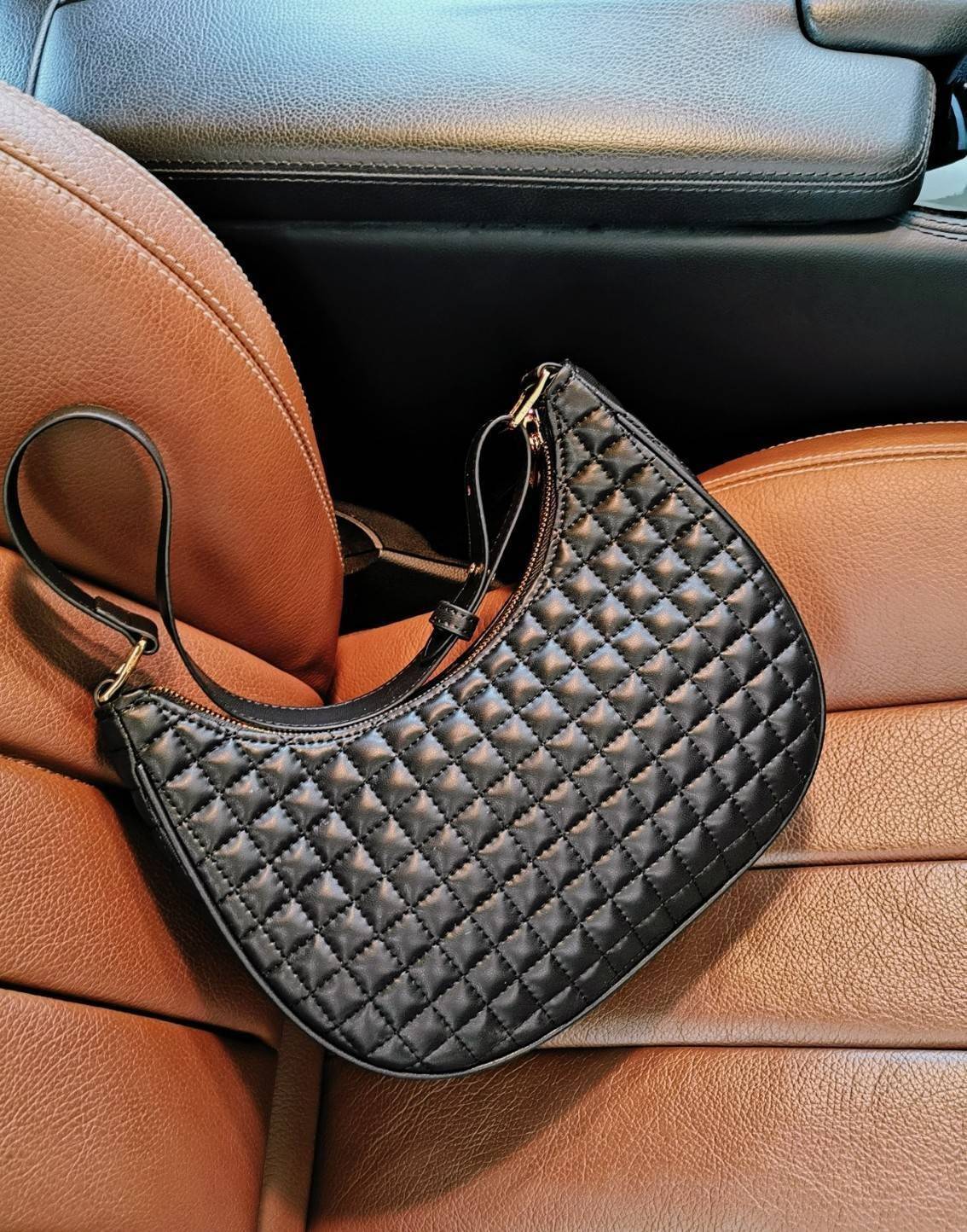 พรีเมี่ยมกิ๊ฟแท้ 100% 】CELINE SHOULDER BAG VIP GIFT WITH PURCHASE (GWP) พรีเมี่ยมกิ๊ฟ Limited Edition จาก CELINE HAUTEPARFUME DUTYFREE COUNTER วัสดุ LAMBSKIN หนังนิ่มสวยอยู่ทรงดีไซน์หรูฮิตสุดๆในเกาหลี เปิดปิดด้วยซิปแบรนด์สีทอง