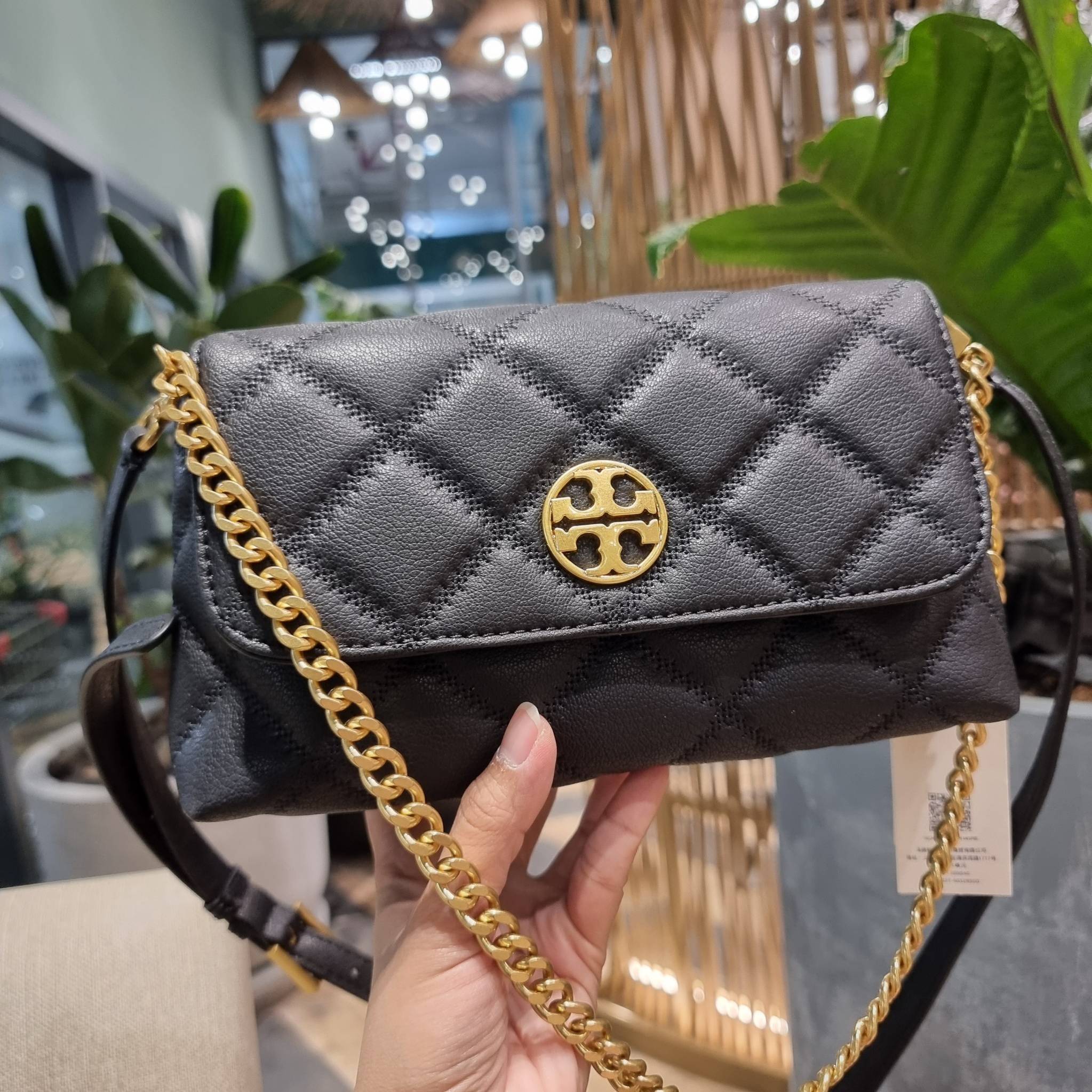 TORY BURCH WILLA MINI SHOULDER BAG ใหม่ล่าสุด พร้อมเสิร์ฟไม่ต้องรอพรีฯ กระเป๋าสะพายดีไซน์เลิศ ทรงสวย กะทัดรัด สะพายคล่องตัว ดีไซน์บุนวม เส้นคมสวยหรู