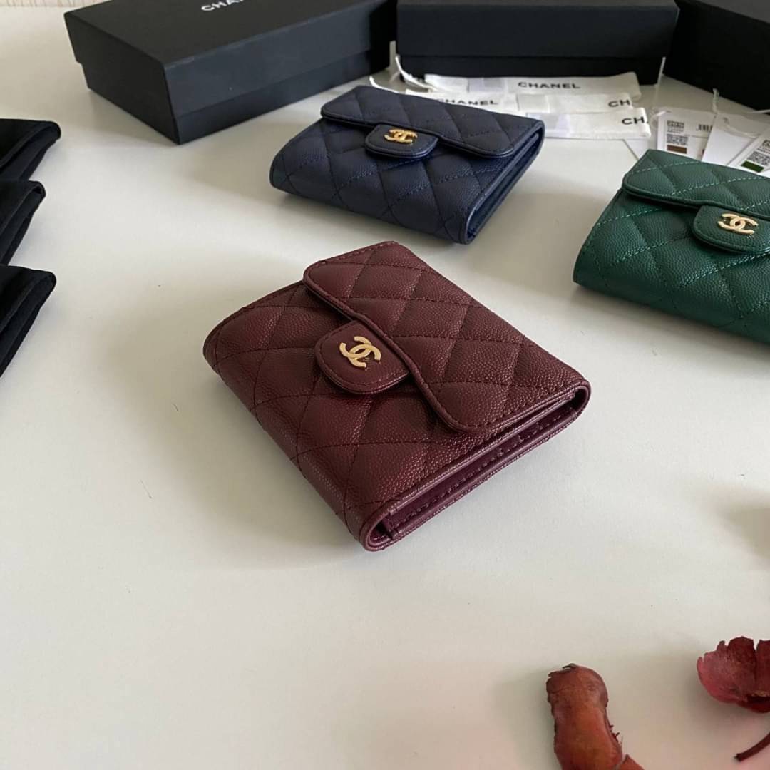 หนังแท้ Chanel Classic small wallet caviar 3 พับ พร้อมส่งที่ไทย รุ่นยอดนิยมไอเท็มฮิตวัสดุหนังแท้คาเวียร์สวยคลาสสิคเปิดปิดด้วยฝาปิดกระดุมด้านหน้ามีโลโก้แบรนด์อะไหล่ทองสวยหรูดูดี ตัวจริงสวยน่าใช้ Chanel mini นาทีนี้กำลัง in สุดๆ ภาพสินค้าถ่ายจากงานขายจริง ใ