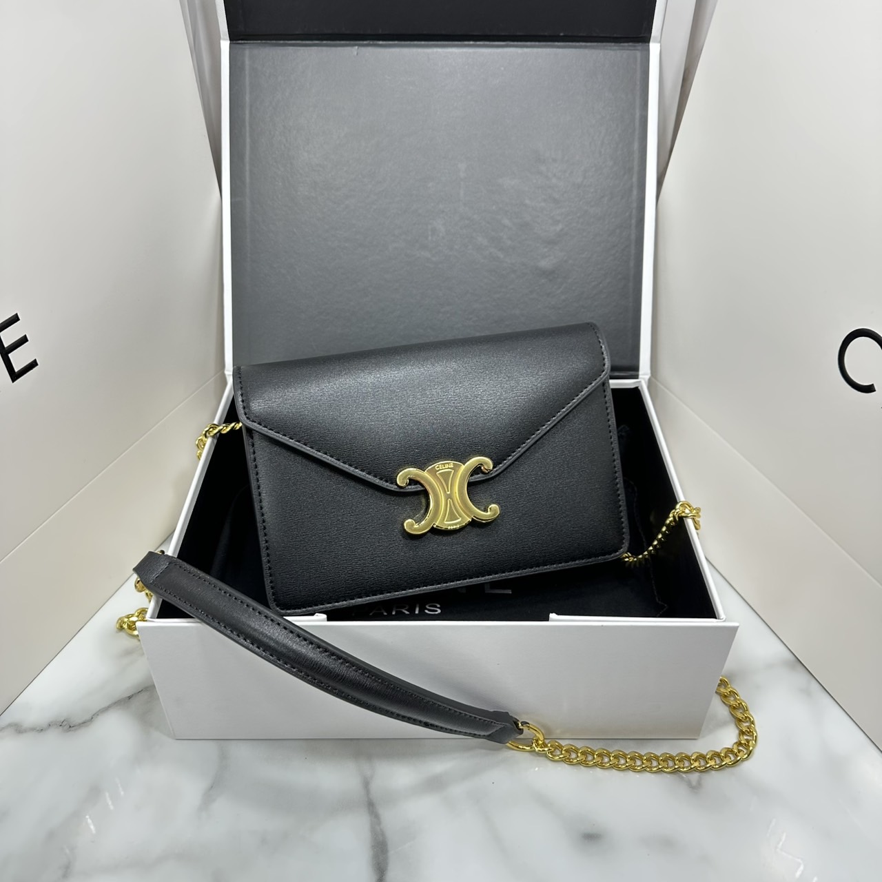 ORI หนังแท้ | CELINE WALLET ON CHAIN MARGO IN TRIOMPHE กระเป๋าสะพายสวยอยู่ทรงตั้งได้ รูปทรงย้อนยุคสไตล์วินเทจลัคชู ดีไซน์เอกลักษณ์ ขนาดกำลังดี