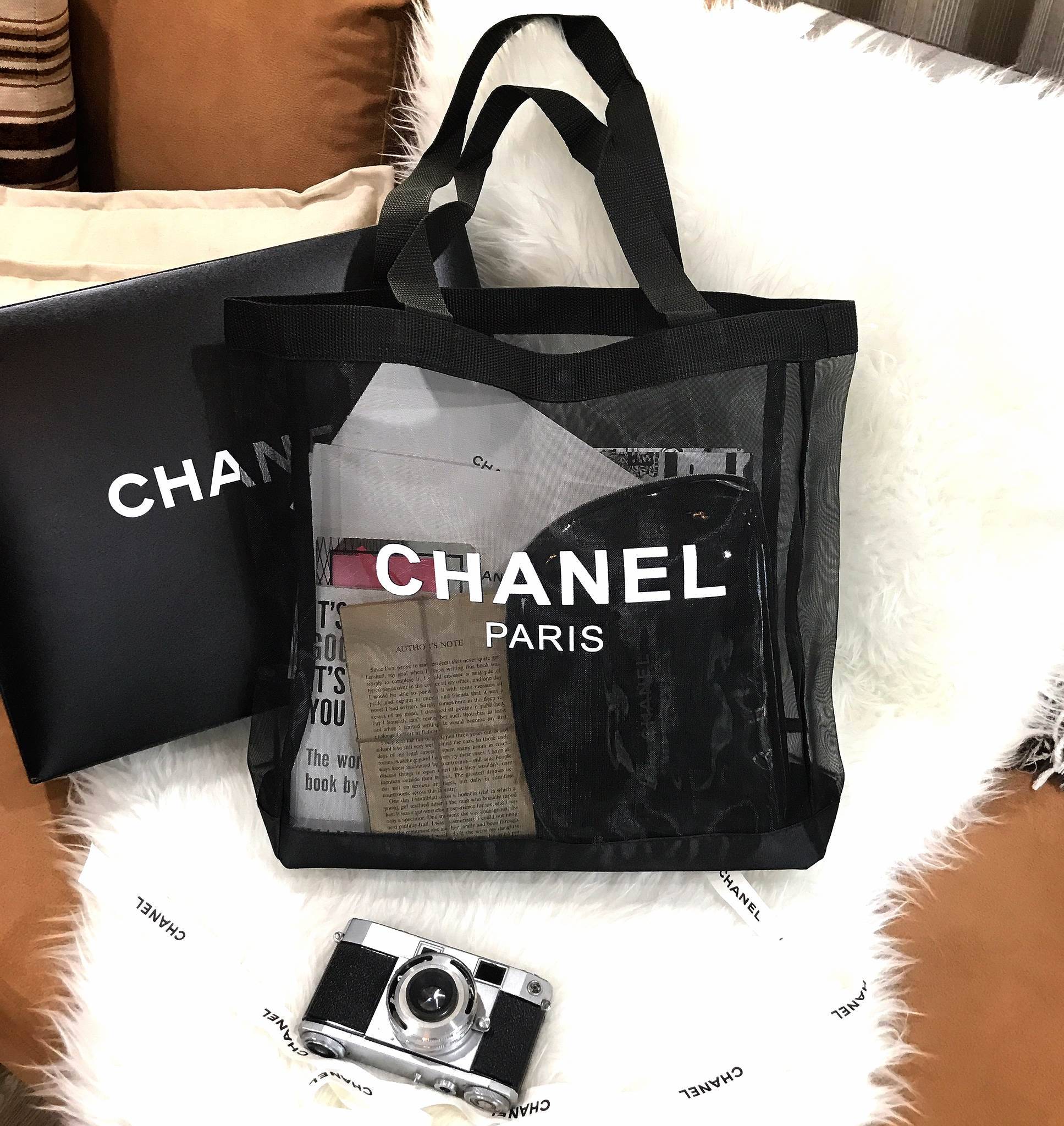 สาวๆ style minimal ห้ามพลาด! Chanel Black Mesh Tote Bag กระเป๋าแบรนด์ชาแนล ของแท้ (ไม่ใช่งานเลียนแบบ) ทำจาก 100% Polyester Mesh ใบขนาดพอดี รุ่นนี้ตัวสายทำจากผ้า ด้านหน้าสกรีนชื่อแบรนด์ น้ำหนักเบา สะพายไหล่ได้ ดีไซน์เก๋ ใส่หนังสือ ใส่แฟ้มเอกสาร ipad ได้สบา
