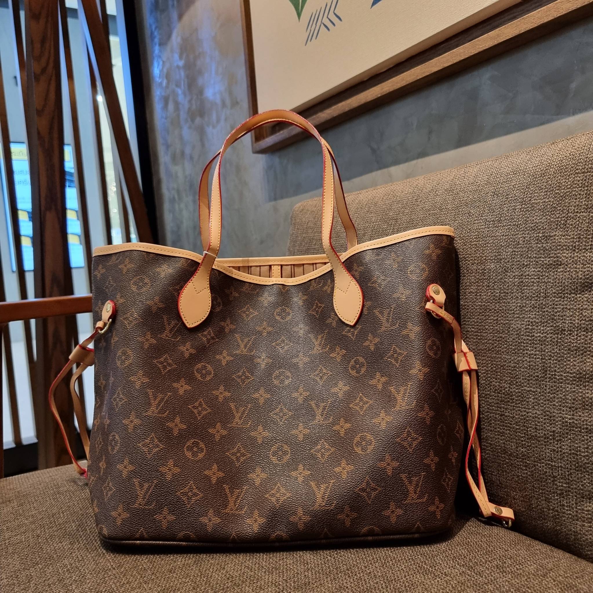 LV 2IN1 TOTE SET กระเป๋าสะพายไหล่ใบใหญ่ทรง tote มาพร้อมใบลูก คลาสสิคที่สุด เป็รอีกรุ่นที่มีคนใช้กันทั่วบ้านทั่วเมือง ฮิตแบบไม่ต้องพูดเยอะ วัสดุหนังแคนวาสปั๊มลายเต็มใบ ปากกระเป๋ามีหูเกี่ยว ด้านข้างมีหนังรูดเก็บทรงได้ ภายในโล่งกว้างมากๆ มีช่องซิปแยกให้ ใบเล