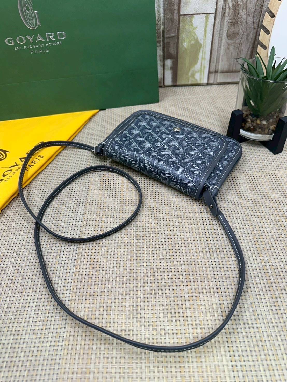 พร้อมส่ง 10 สี ORI หนังแท้ | GOYARD Plumet pouch-wallet กระเป๋าสะพายใบเล็กกะทัดรัด ดีไซน์กระเป๋าสตางค์ Plumet ดีไซน์มาพร้อมช่องใส่เหรียญ ธนบัตร และบัตรต่างๆ