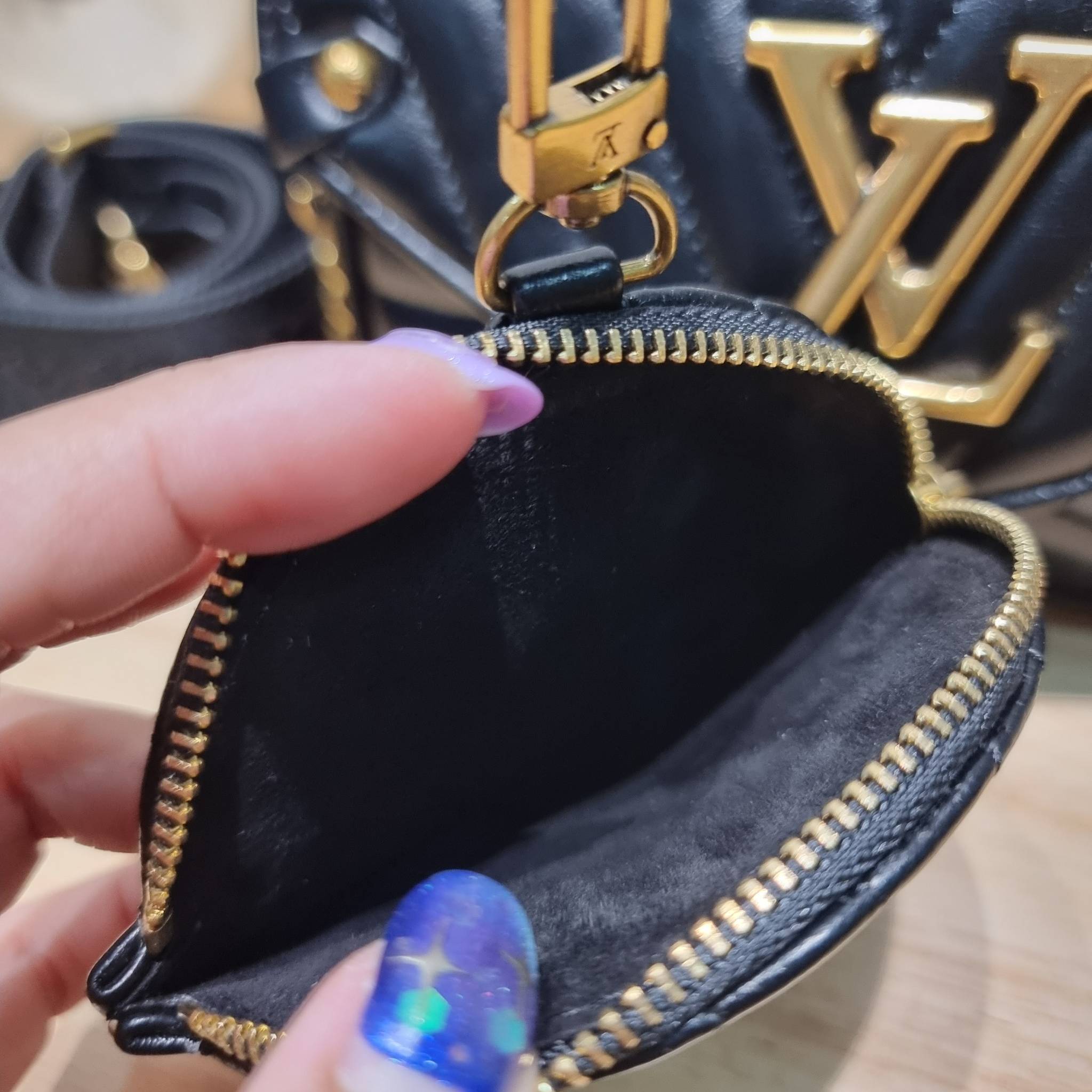 LV new wave pochette multi bag กระเป๋าสะพายมัลติฟังก์ชั่น มาพร้อม box set รับรองว่าดีงาม ลูกเล่นคลาสสิคผสานความวินเทจ มีสายสะพายให้ 2 เส้น และกระเป๋าใบลูก เล็กน่ารัก