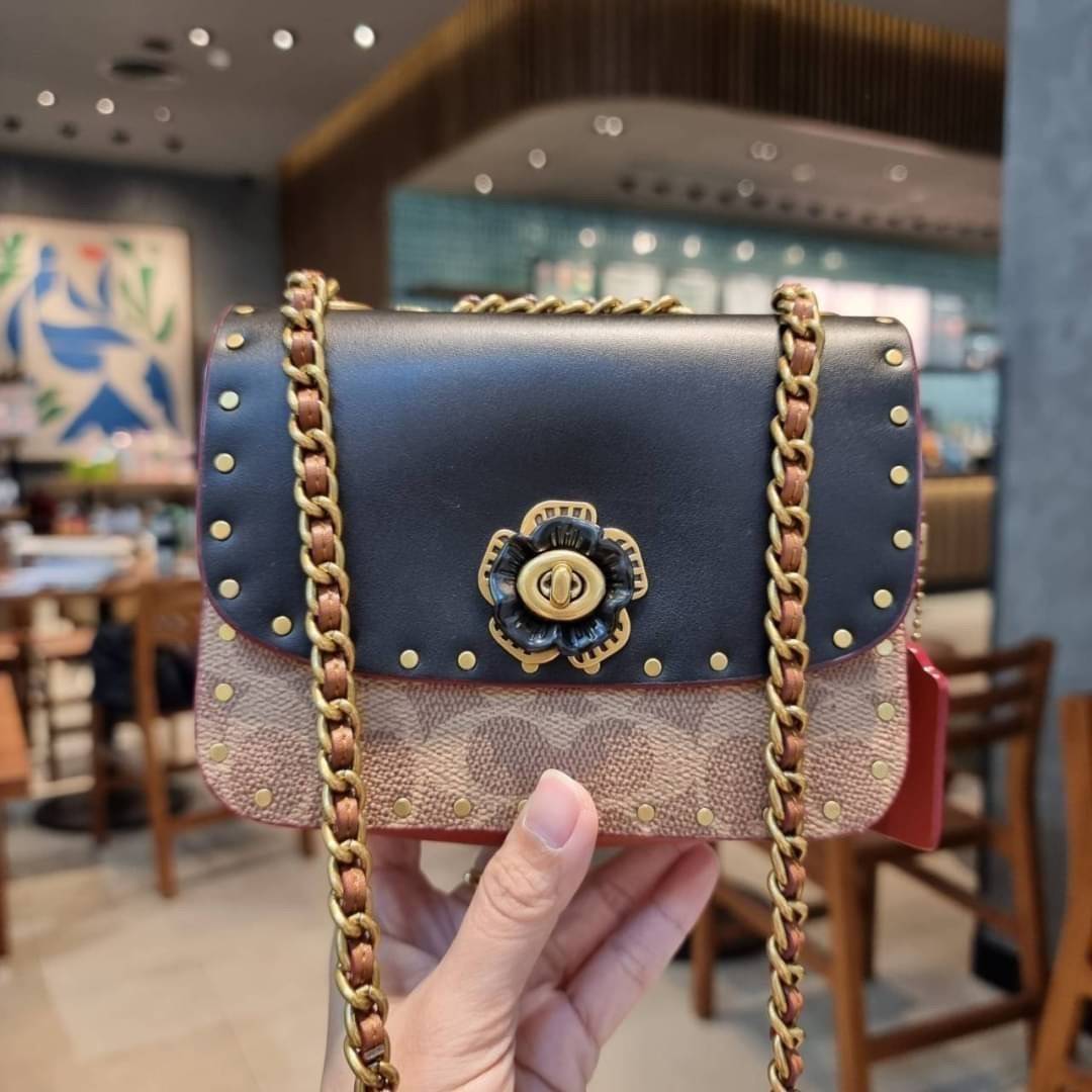 COACH C2462 MADISON SHOULDER BAG 16 IN SIGNATURE CANVAS WITH RIVETS กระเป๋าสะพายข้าง ไซส์กะทัดรัด พกพาง่าย น้ำหนักเบา ดีไซน์สวย โดดเด่นด้วยตัวล็อครูปดอกไม้ สีสันตกแต่งตัดกันกับลายซีอย่างลงตัว วัสดุหนังแคนวาสเคลือบลาย ภายในแบ่งสัดส่วนให้อย่างดี มาพร้อมสายส