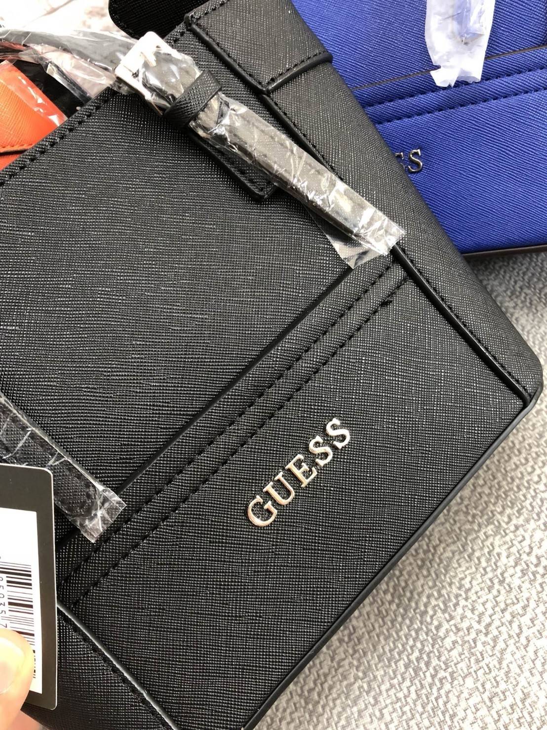 GUESS SAFFIANO MINI CROSS BODY BAG กระเป๋าถือหรือสะพายรุ่นยอดนิยมจาก GUESS หนัง Saffiano สวยอยู่ทรงสไตล์ PRADA ขนาดกำลังดีน้ำหนักเบา ด้านหน้าประดับโลโก้แบรนด์ พร้อมพวงกุญแจโลโก้แบรนด์ห้อยที่หูกระเป๋าสามารถถอดเเยกใช้ได้ เปิดปิดด้วยซิปสะดวกใช้ ภายในมีโลโก้ 