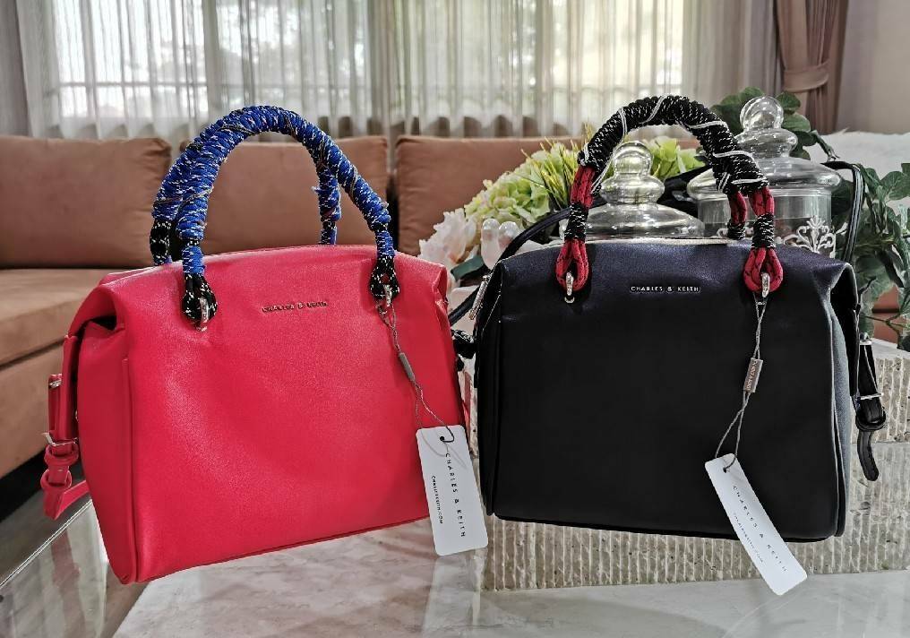 CHARLES & KEITH Nylon Twist Top Handle Bag กระเป๋าถือหรือสะพายรุ่นใหม่แบบชนช็อปทรง Bowling วัสดุหนังแกะสังเคราะห์เรียบสวยอยู่ทรงขนาดกำลังดี น่ารัก น้ำหนักเบา เปิดปิดด้วยซิปคู่สะดวกใช้ ภายในมีโลโก้และช่องซิป มีหมุดรองฐานกันรอยสี่มุม หูจับ Nylon Twist เพิ่ม