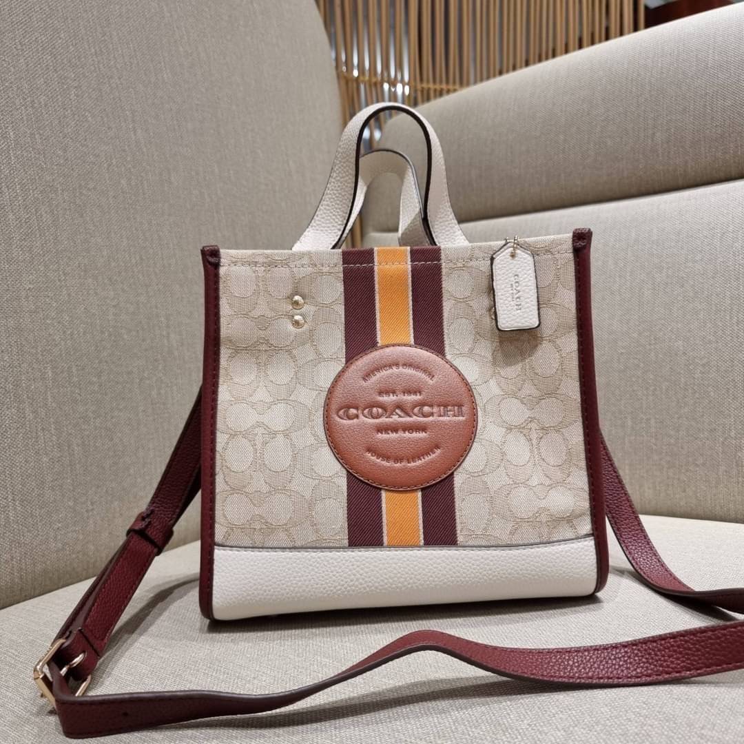 COACH C7083 DEMPSEY TOTE 22 IN SIGNATURE JACQUARD WITH STRIPE AND COACH PATCH คอลเลคชั่นใหม่ สีที่สาวๆรอคอย สวยคม ละมุนและมีความหรูในตัว กับกระเป๋าทรงโท้ท ไซส์กำลังสวย น่ารักน่าใช้ ฟังก์ชั่นการใช้งานสะดวกที่สุด มีทั้งสายคล้องในตัว และสายครอสบอดี้ วัสดุผ้า