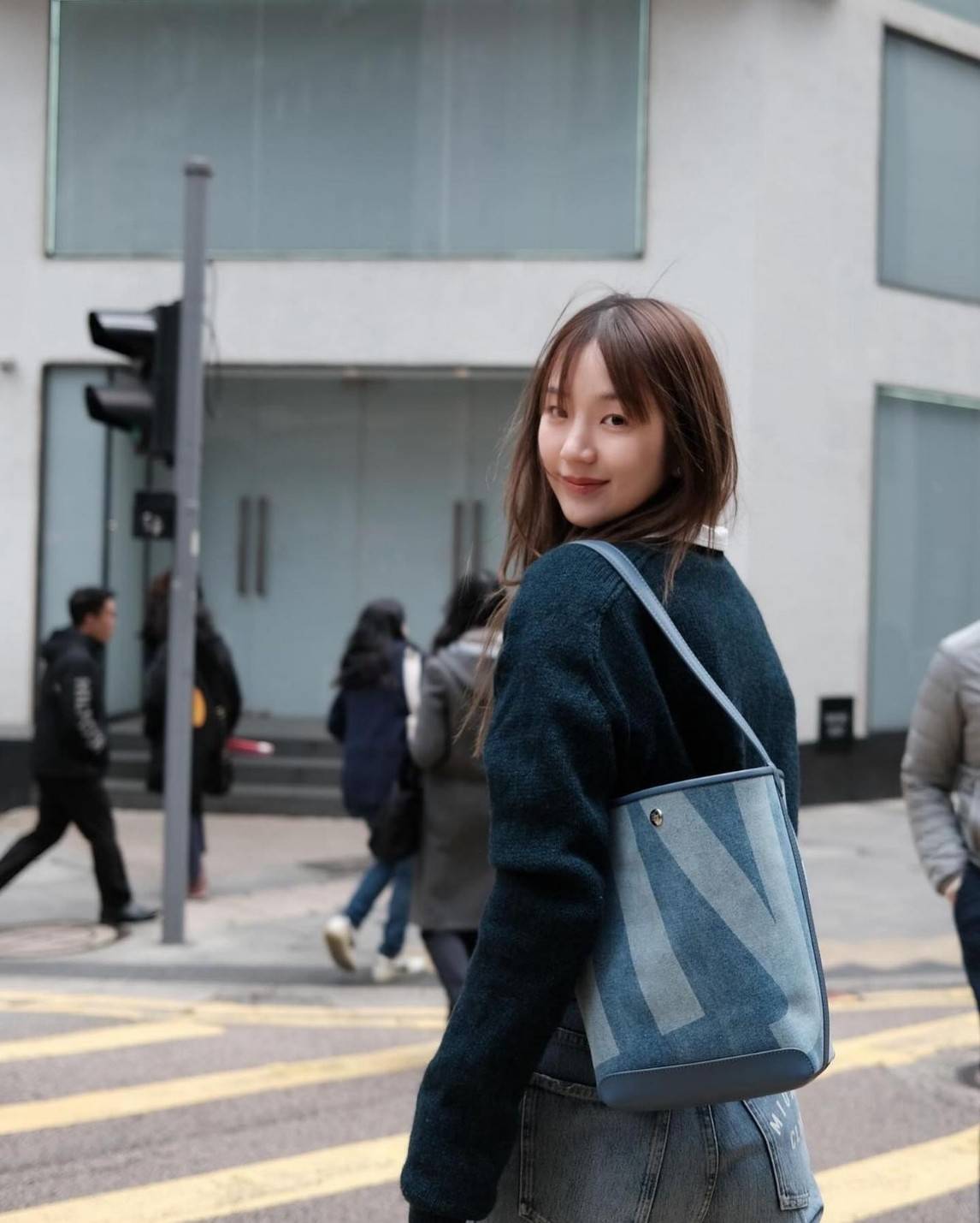 Rally movement the bag denim เป็นไอเท็มที่ฮอตสุดๆแห่งปีจริงๆ กับกระเป๋าทรงบัคเก็ต ที่ดีไซน์ออกมาคลาสสิคและใช้งานง่ายจริงๆ