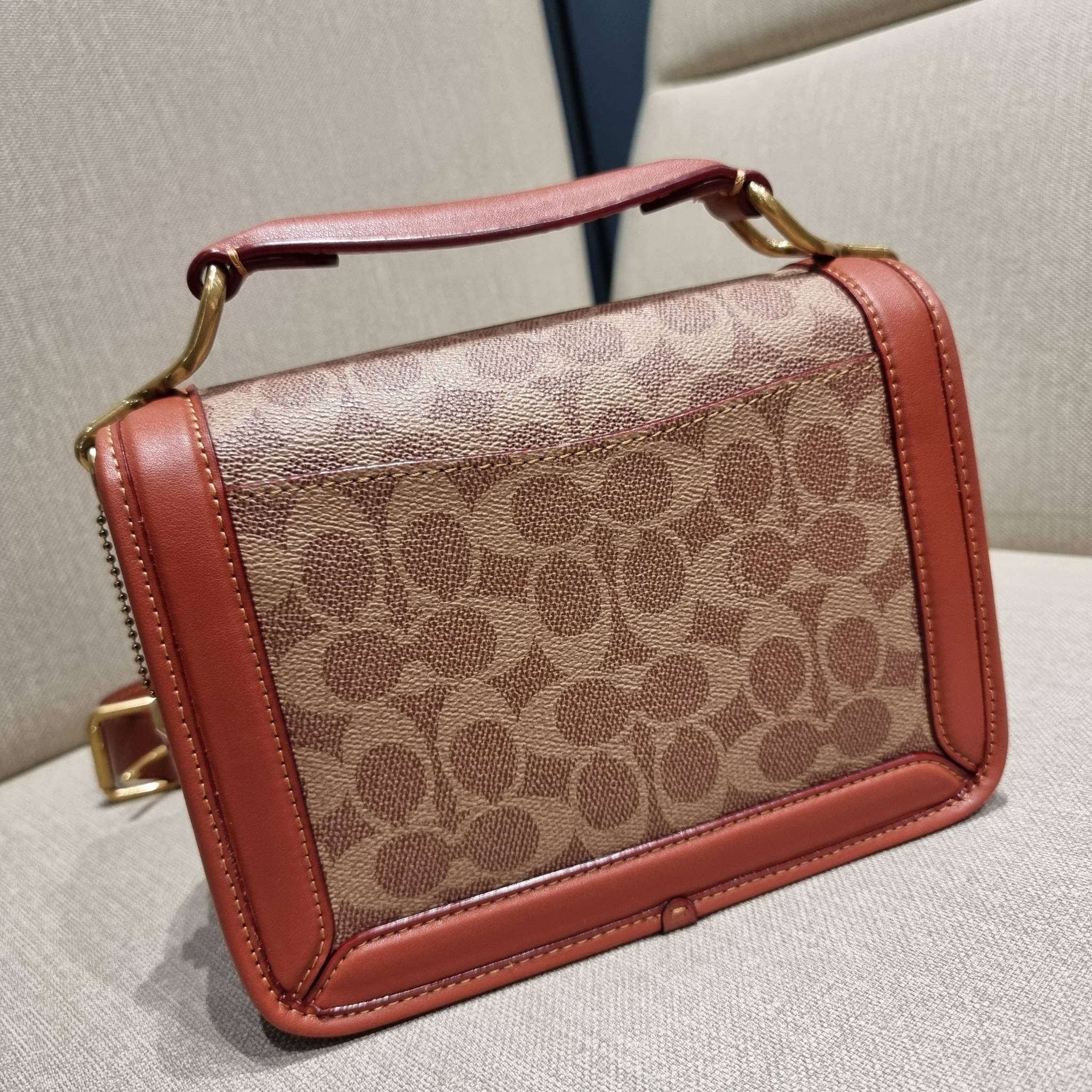 COACH C8449 HERO SHOULDER BAG / COACH C8450 HERO SHOULDER BAG IN SIGNATURE CANVAS ดีไซน์ใหม่ล่าสุด ที่มาพร้อมความหรูยกระดับ กระเป๋าถือ/สะพายข้าง ออกแบบทรงสวย คลาสสิค ขนาดกำลังพอดี ไม่ว่าจะถือ หรือสะพายสายครอส ก็ดูดีแบบไม่ต้องแต่งเติม วัสดุหนังแท้เต็มใบ ฝา