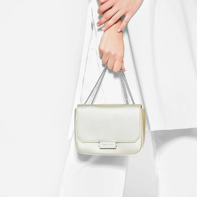 CHARLES & KEITH PUSH-LOCK CHAIN SLING BAG Best seller กระเป๋าอยู่ทรงสวย วัสดุลายคาร์เวียร์หนังสวยใช้ เปิดปิดด้วยตัวล็อค ด้านในมีช่องซิป 1 ช่อง จะสะพาย แบบสายโซ่คู่/เดี่ยวก็สวยน่ารักค่ะ