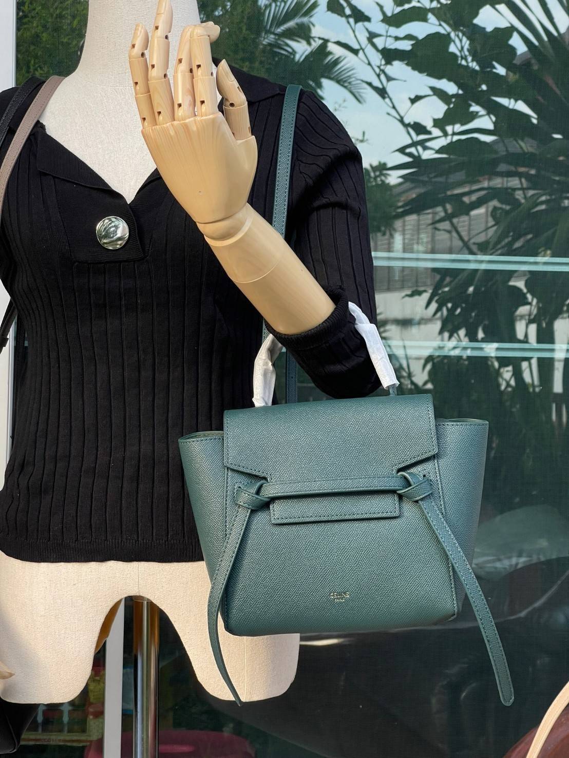 Celine NANO BELT BAG กระเป๋ารุ่น Belt Bag จาก CELINE เป็นกระเป๋าถือที่มีสไตล์มินิมอล และดูเรียบง่าย แต่หรูหรา ครองใจสาวก CELINE ได้เป็นอย่างดี โดยรวมแล้วรูปทรงของกระเป๋าถือว่าออกแบบมาได้อย่างพอดี ไม่มากหรือน้อยจนเกินไป คือช่วยให้คุณดึงดูดสายตาของผู้คนให้ม