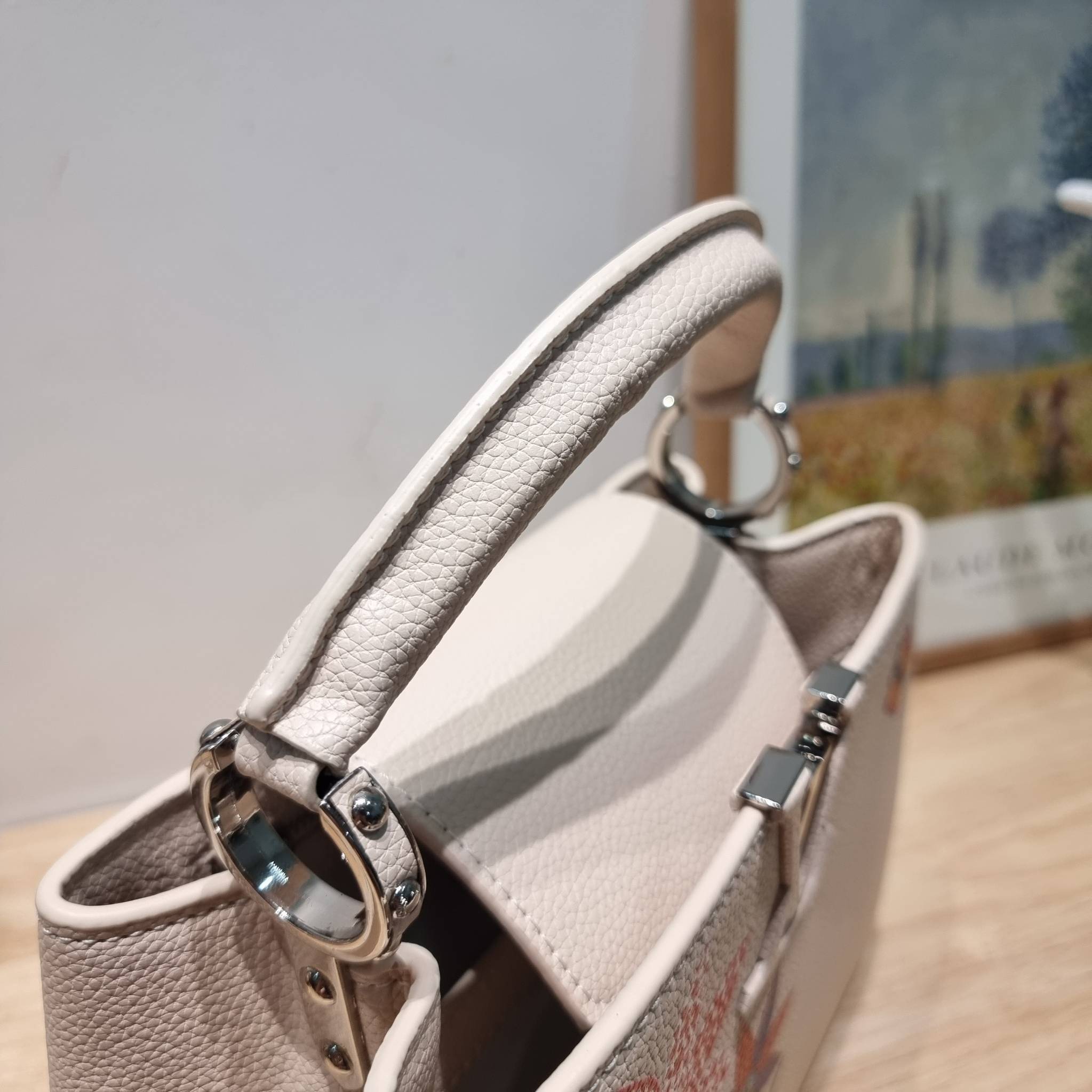 LV x YK Capucines BB / LV Bag พร้อมส่ง กระเป๋าถือสุดหรู ดีไซน์ทรงคลาสสิค ดีงามม้ากกกก!! มาพร้อมหูจับในตัว ด้วยรูปทรงวินเทจ งานปั้มสวยเป๊ะปังตามรูป