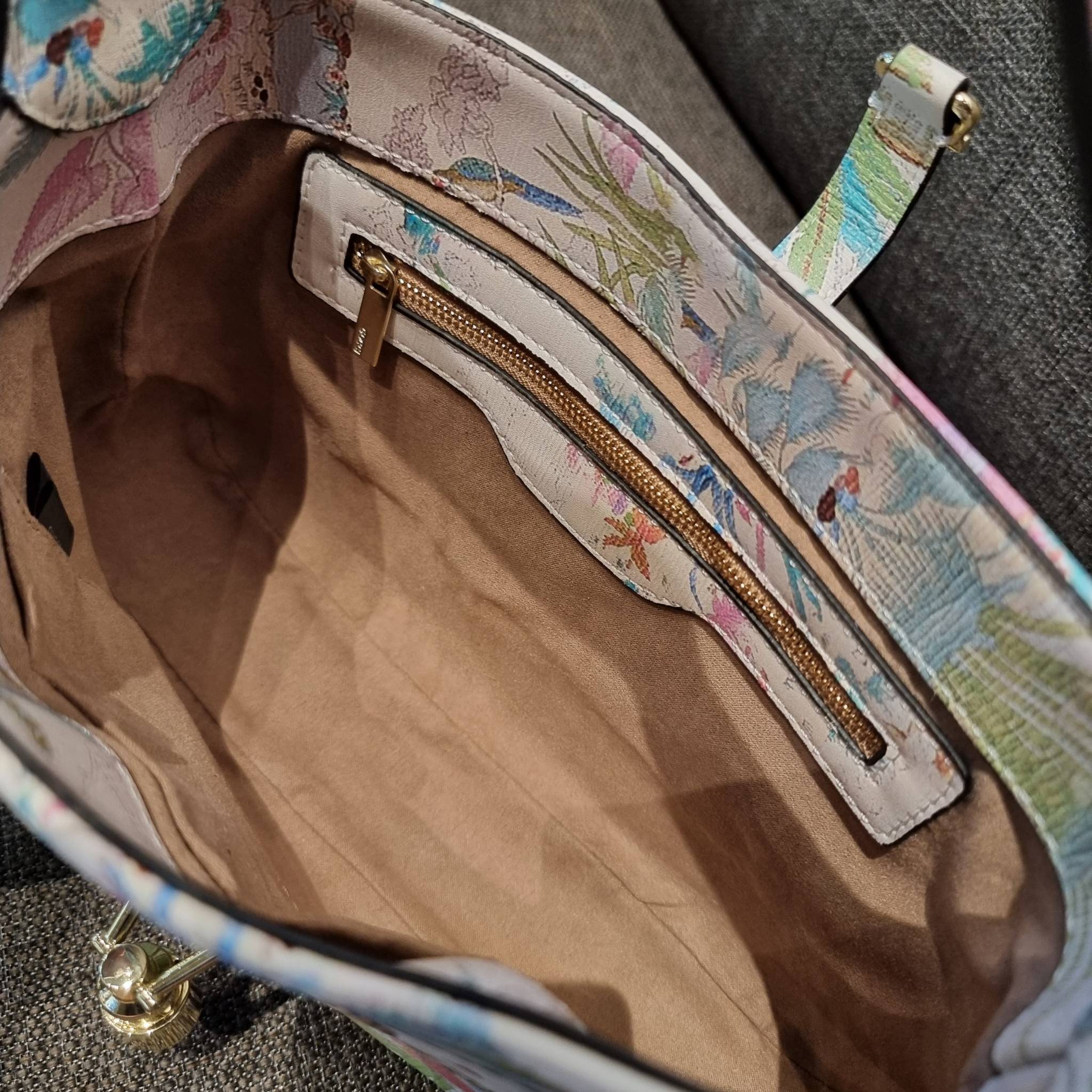 GUCCI SHOULDER BAG โปรเจคฉลองปีเสือ ปังฉุดไม่อยู่!! คอลเลคชั่นยอดฮิต GC multi bag ไซส์ใหญ่น่าสะพาย ดีไซน์ลวดลายชิคมากๆ!! โดดเด่นไม่ซ้ำใคร กับกระเป๋าสะพายวีไอพี พรีเมี้ยมกิ๊ฟที่จะทำให้หลงรักกันไปแบบสุดๆ มีดีเทลแฝงความหรูในตัว วัสดุหนังสังเคราะห์พรินท์ลายคม