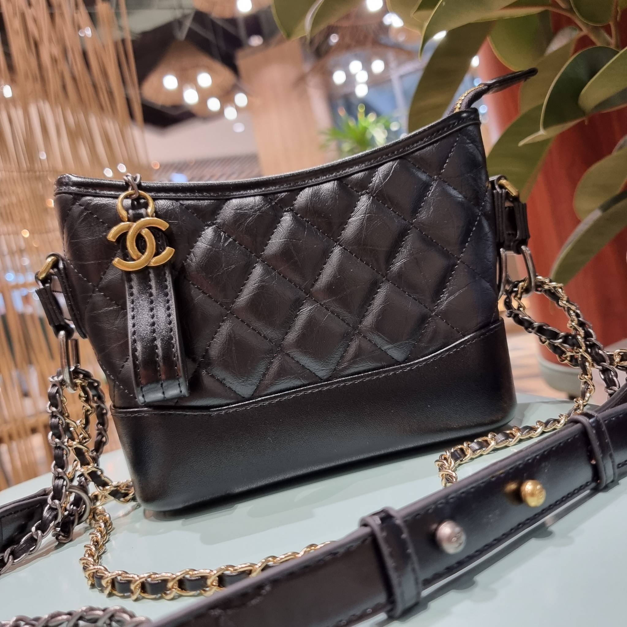9" CHANEL SHOULDER BAG / CHANEL GABRIELLE HOBO BAG ไซส์คลาสสิค กระเป๋าสะพายข้าง/ไหล่ หนังแท้ นิ่ม หรู มาพร้อมพวงกุญแจสัญลักษณ์แบรนด์ อะไหล่พร้อมโซ่สะพายสีทองสลับสีเงินรมดำ สามารถสะพาย crossbody หรือสะพายไหล่ได้หมด สะพายแล้วขับผิวมากๆ เปิด-ปิดกระเป๋าด