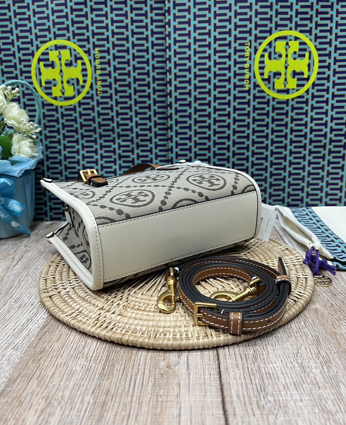 Tory Burch Mini T Monogram Square Tote / TORY BURCH Shopper Tote Bag 19cm ใบเล็ก กระเป๋าทรงโท้ท รุ่นใหม่ Square Tote ตกแต่งขอบด้วยหนังหรู มาพร้อมช่องเก็บของที่จุของได้มากมาย และสายจับกระเป๋าที่สามารถสะพายขึ้นไหล่ เหมาะสำหรับการใช้งานหลากหลายรูปแบบ รังสรรค