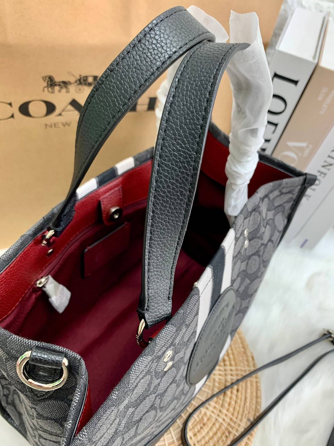 พร้อมส่ง 4ลาย 🌈ไม่มีในช๊อปไทยจร้าา😘 COACH DEMPSEY CARRYALL IN SIGNATURE JACQUARD WITH STRIPE AND COACH PATCH (C2826,C1527,C4113) พร้อมส่งความสวย! คุณภาพจัดเต็มค่ะ กระเป๋าทรงTote วัสดุ Jackquard+หนังแท้ ได้ลงตัวสวยงาม ด้านหน้ามีโลโก้แบรนด์ว