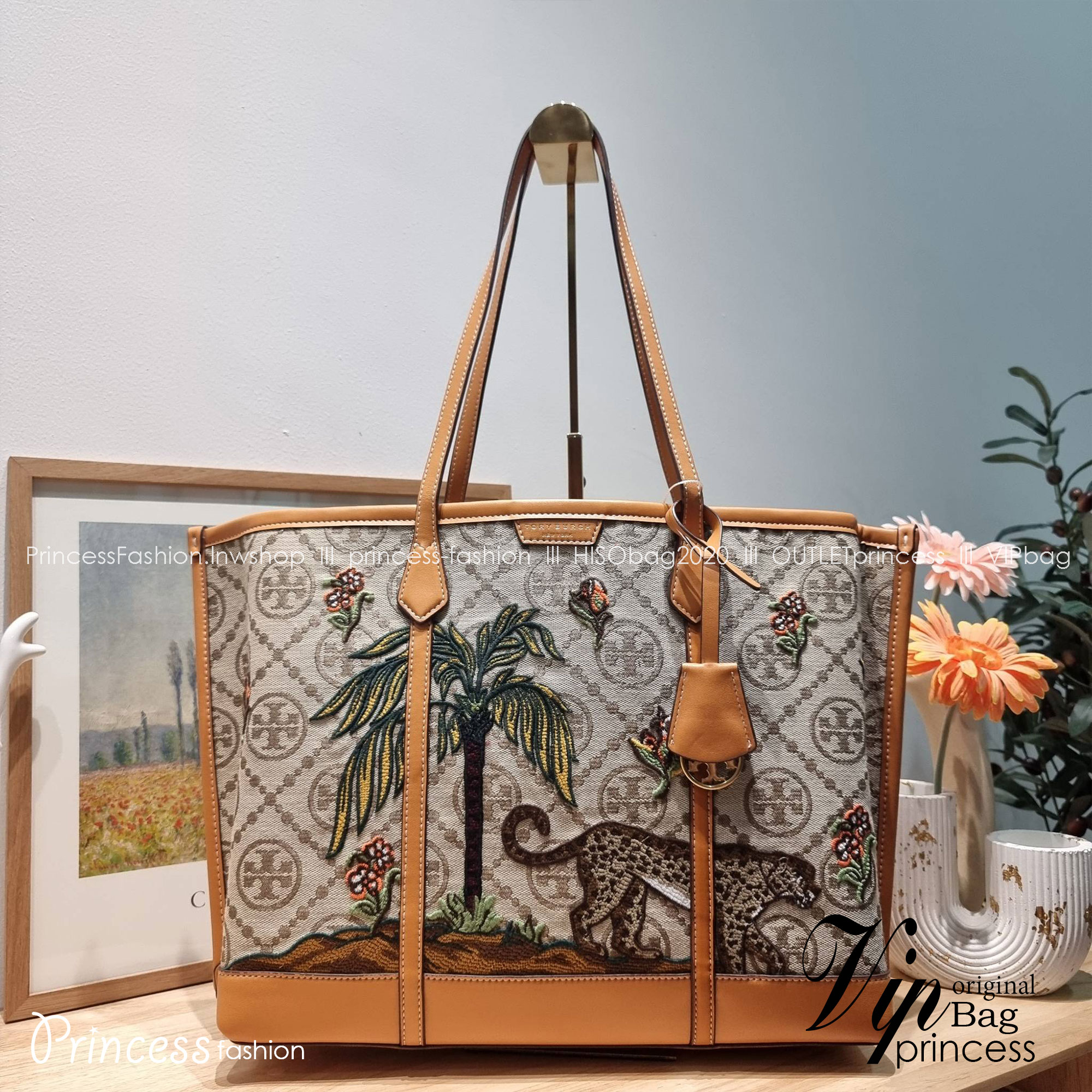 TORY TOTE BAG / TORY BURCH PERRY EMBROIDERED T MONOGRAM TRIPLE-COMPARTMENT TOTE BAG ใหม่ล่าสุด กับกระเป๋าทรงโท้ทใบใหญ่ ลวดลายโมโนแกรมสุดคลาสสิคที่ถูกดีไซน์รังสรรค์ด้วยงานปักสุดชิค น่าใช้ใจฟูแค่แรกเห็น ดีเทลดีงาม