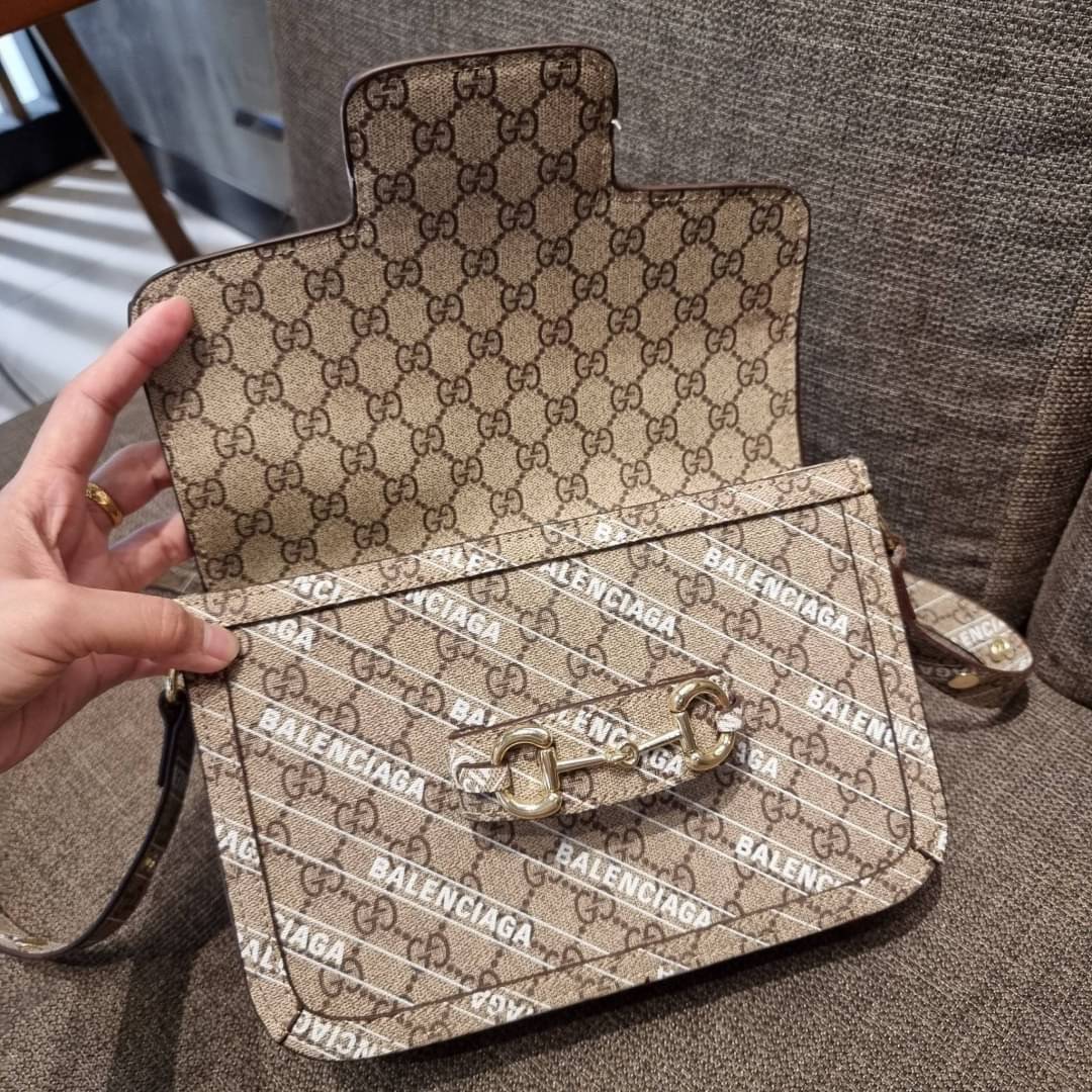 GUCCI x Balenciaga Horsebit 1995 รุ่นเด็ดสุด!! ฮ็อตสุด!! ที่ไม่ว่าใครก็ต้องรอคอย กับโปรเจคสุดเลิศ Balenciaga × Gucci strap shoulder bag กระเป๋าสะพายไหล่/สะพายข้าง ดีไซน์ใหม่ที่คอลแลบระหว่าง 2 แบรนด์สุดโต่งในเรื่องแฟชั่น รับรองความสวยไม่โป๊ะ วัสดุหนังแคนวา