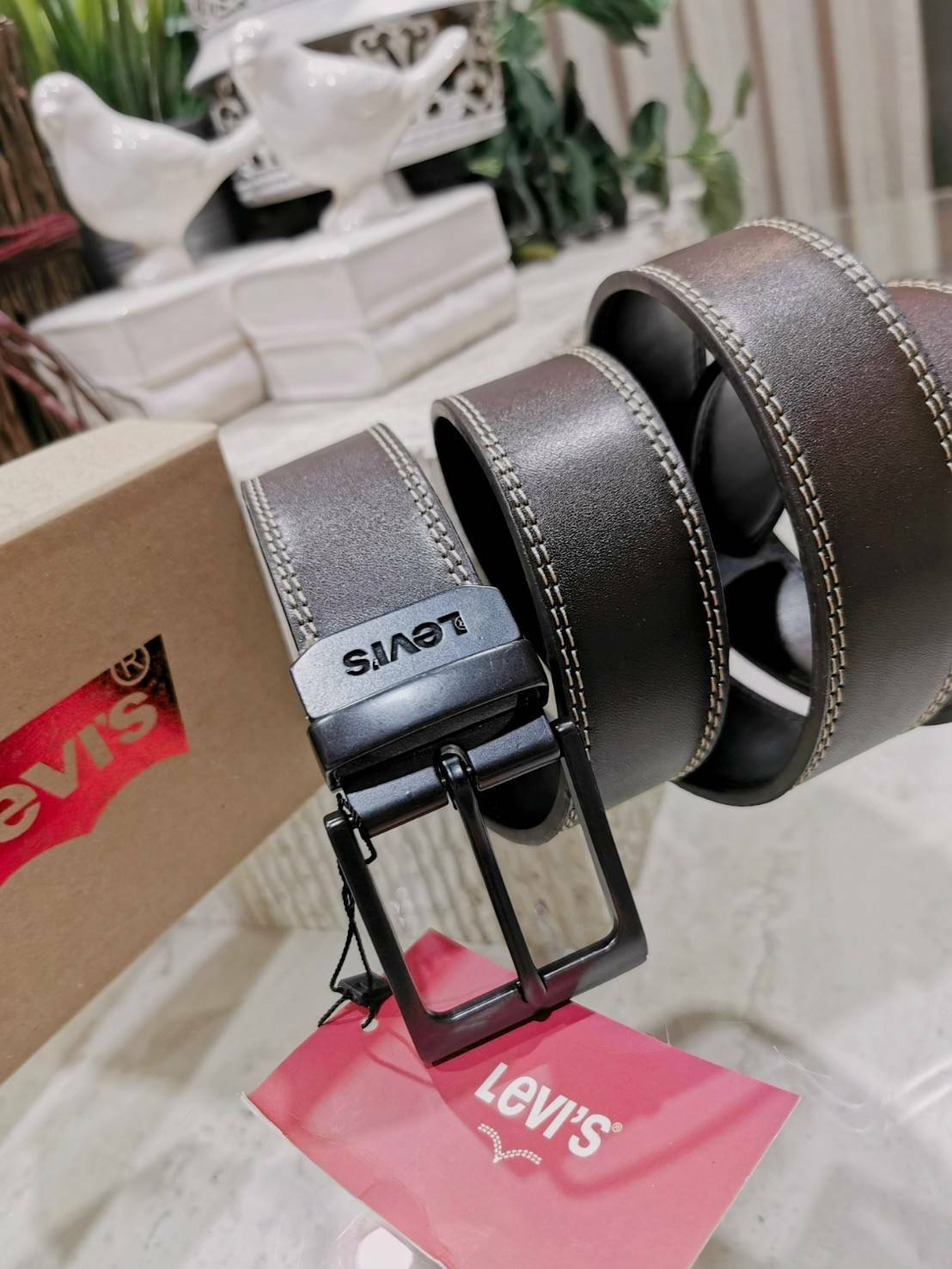 Levie's men reversible Leather Belt Gift Box รุ่นยอดนิยมสายเข็มขัดด้านหนึ่งเป็นสีดำอีกด้านเป็นสีน้ำตาลสามารถสลับด้านใช้ได้ หัวเข็มขัดอะไหล่โลหะปั้มโลโก้สามารถปรับพลิกหน้าหลังได้ดีไซน์คลาสสิคเข้าได้กับทุกชุดสายสามารถปรับได้หลายระดับ แข็งแรงทนทานสินค้า