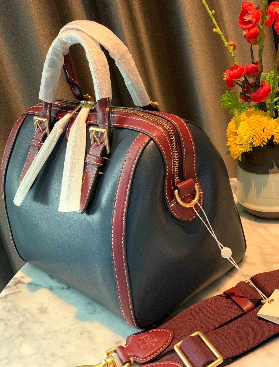 TORY BURCH T Monogram Color-block Barrel Duffle พร้อมส่งที่ไทย สวยก่อนใคร ใบใหญ่ ใส่จุไปเลยจ้าา😘 ✔️กระเป๋าทรงหมอน วัสดุหนังแท้ชั้นดีที่สุด หนังเรียบนิ่มสวย ✔️เปิดปิดกระเป๋าด้วยซิปคู่แบบมีหนังห้อย ภายในกว้างมากสำหรับไซด์นี้ หายห่วงไปเ