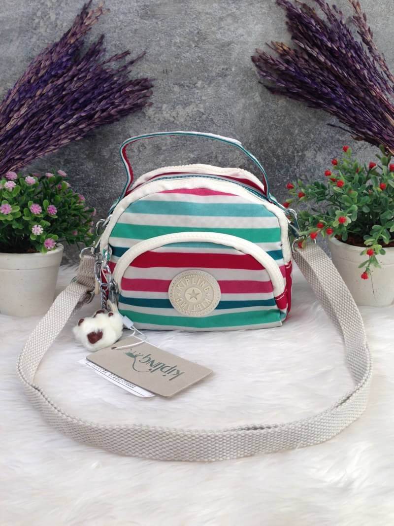 Kipling Mini Shoulder Bag K13869 Outlet Hongkong กระเป๋าสะพายไหล่ใบเล็กน่ารัก วัสดุผ้าไนล่อนกันน้ำอย่างดีตามแบบฉบับแบรนด์ แบ่งเป็นช่องซิป 3 ช่อง มีหูจับ ด้านในบุผ้าแบรนด์ มาพร้อมพวงกุญแจน้องลิง ใบนี้จุของได้เยอะน้ำหนักเบาค่ะ เหมาะมากกับการสะพายไปเที่ยวชิว