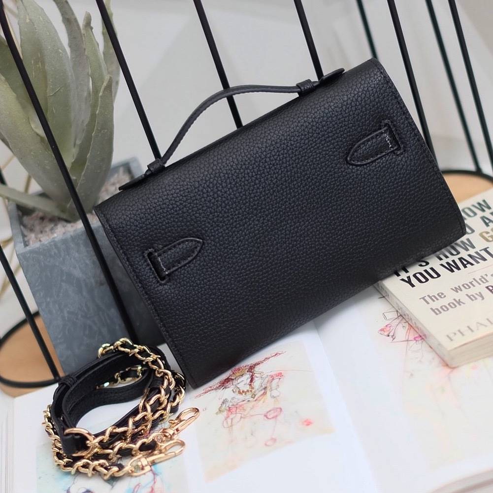 KEEP • Ellis • กระเป๋า คลัช ถือ //สะพาย ขนาด กะลังดี ทรงสวย แค่ใบเดียวจบ! หนังคุณภาพเยี่ยม ภายใน จุของคุ้ม ใส่บัตร ใส่มือถือได้ทุกรุ่น ใบนี้ จะแต่งกับ Look ไหนก้อเข้ากันได้ดีแน่นอนค๊า Don't miss!! หนังลายสวยมาก นิ่มมือ ภายในใส่ของจุกจิก 2 ด้านเลย สาม