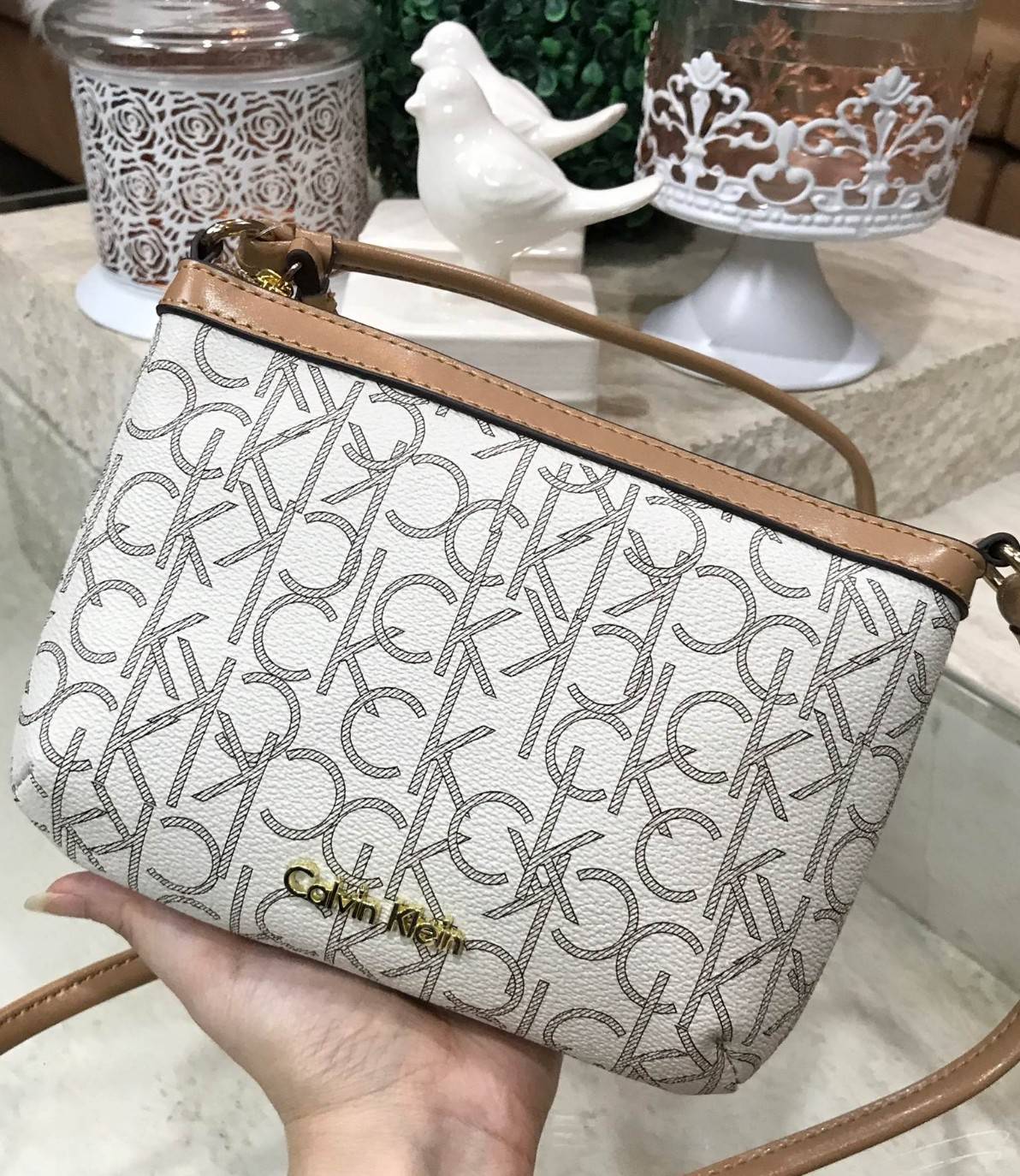 Calvin Klein Cross Body Bag กระเป๋าสะพายรุ่นใหม่ล่าสุดหนังสวย สกรีนลาย Signature แบรนด์รอบใบ ประดับโลโก้แบรนด์ สีทองด้านหน้า เปิดปิดด้วยซิป น้ำหนักเบา ภายใน โล่งกว้าง มีช่องใส่บัตร และช่องซิป ใส่ iphone+ ได้ มาพร้อมสายสะพายยาว ขนาดกำลังน่ารัก สะพายคล่องตั