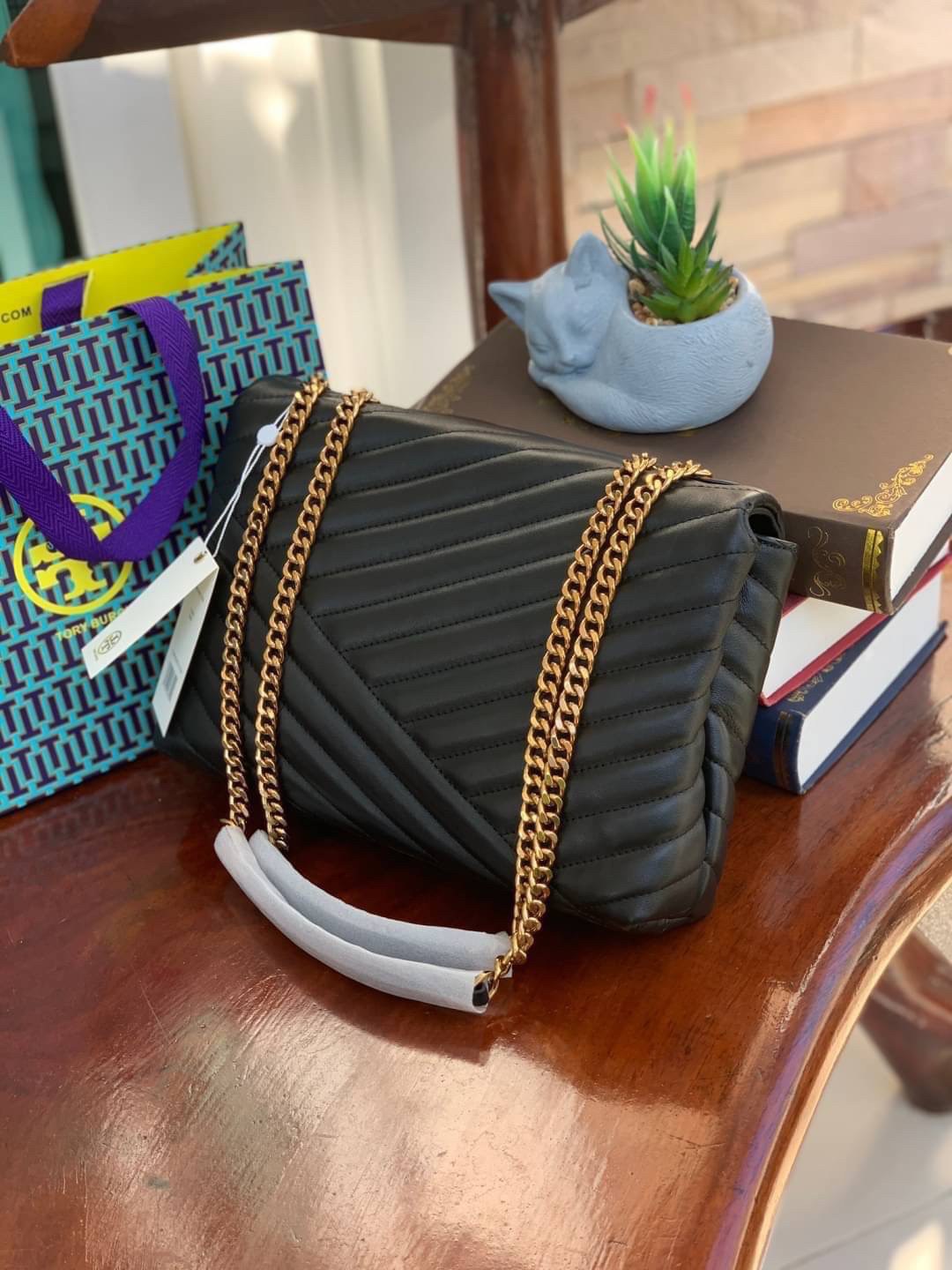 ของแท้ 💯% Tory Burch Kira Chevron Quilted Convertible Leather Crossbody Bag เป็นกระเป๋าที่ใช้ในการออกงานสำคัญหรือวันที่มีปาร์ตี้สังสรรค์ คุณควรเลือกใช้กระเป๋าที่มีดีไซน์สะดุดตา