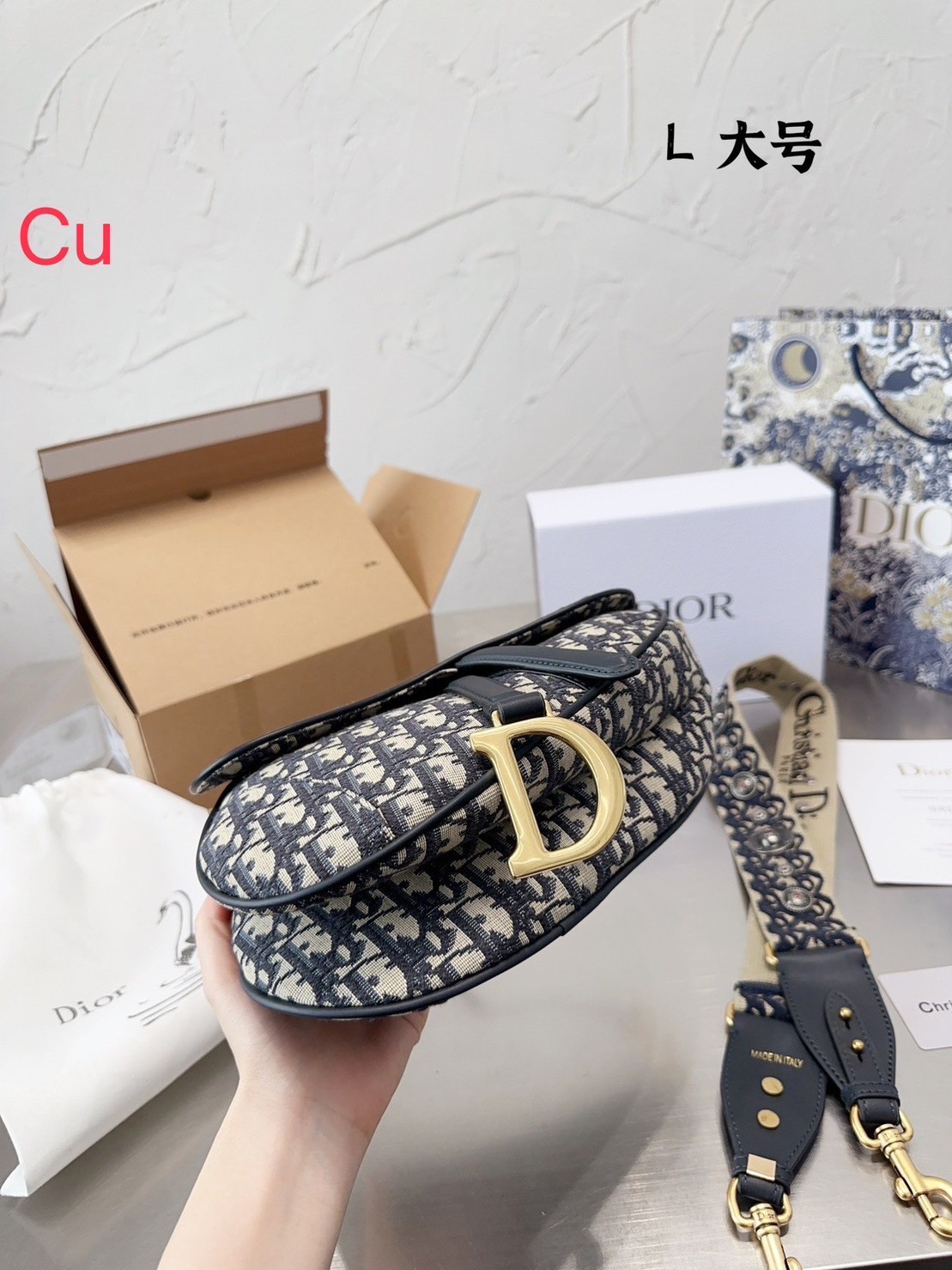 DIOR Saddle Bag with Strap 10" **รอบราคาพิเศษ** มาพร้อมสายครอสบอดี้สุดคุ้ม ไม่ได้รอบนี้คือพลาดน้า (ปกติสายยาวขายแยกนะคะ) กระเป๋ารุ่นยอดนิยม งานผ้าแจ็คการ์ดลาย Oblique ลูกเล่นห้อยด้วยตัวอักษร D ตรงหูหิ้วมีกิมมิค CD สีทอง