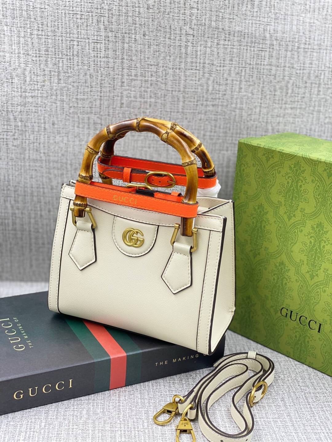 VIP GIFT 】หนังแท้ GUCCI Diana mini tote bag กระเป๋างานหูไม้ไผ่สุดคลาสสิก ดีไซน์มาใหม่พร้อมเข็ดขัดหนังสีสะท้อนแสงประดับตรงหูกระเป๋า ขนาดมินิกำลังน่ารักเลยค่ะ วัสดุหนังแท้ อะไหล่ทอง งานสวยตั้งอยู่ทรง มีสายสะพายยาว 1เส้น สามารถปรับระดับได้-ถอดได้ งานเก๋ไก๋ที