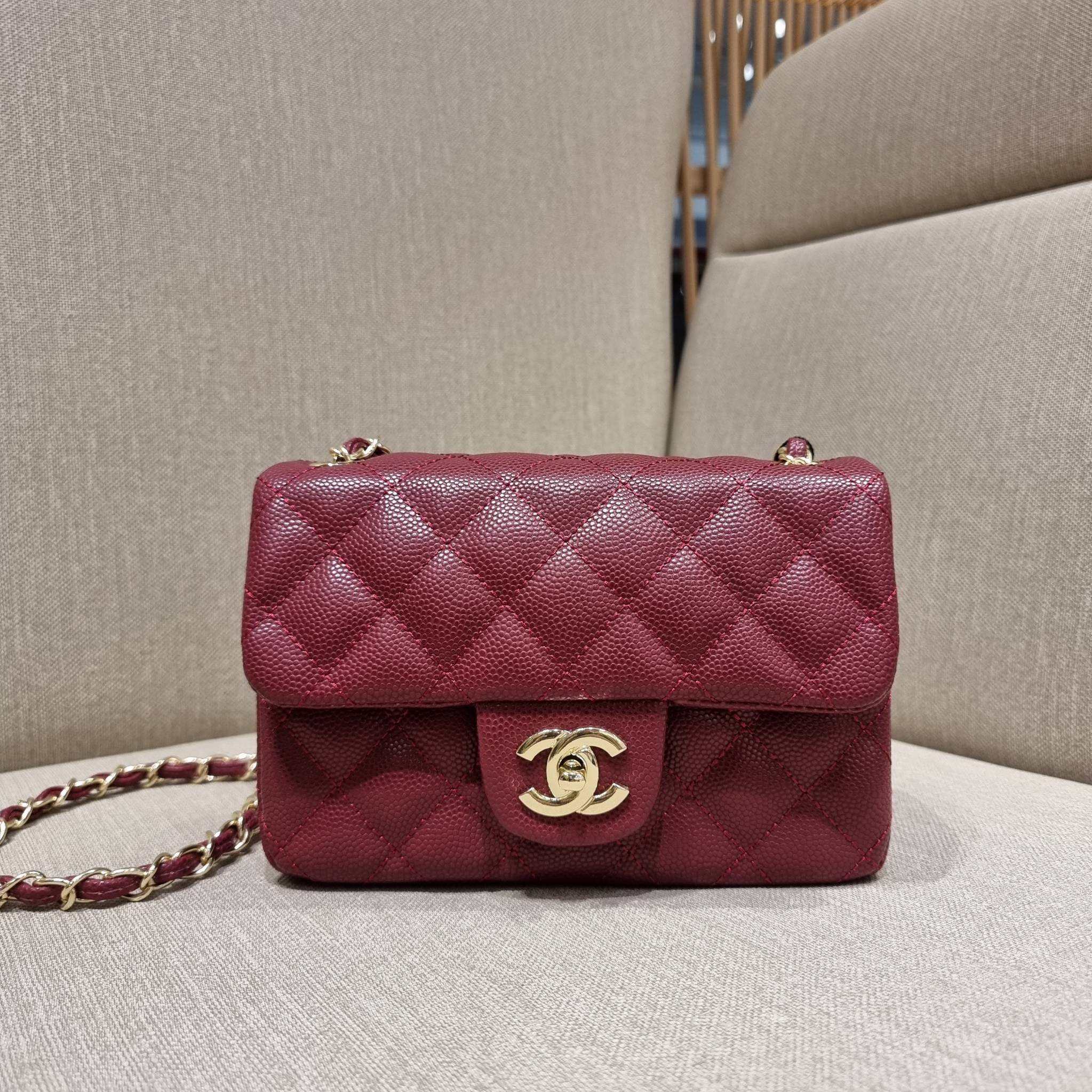 VIP 】3สี คัมแบคทูสต็อค!! จัดมาแน่นๆ พร้อมสีรับความเฮง!! พรีเมี่ยมจากแบรนด์ Chanel vip สุดพิเศษจากเคาน์เตอร์ กระเป๋าสะพาย หนังสังเคราะห์ลายคาร์เวีย หรูหราทั้งอะไหล่เงินและอะไหล่ทอง สะพายแล้วขับผิวมากๆใบนี้ เปิด-ปิดกระเป๋าด้วยตัวบิดล็อค ภายในกระเป๋าบุหนังสี