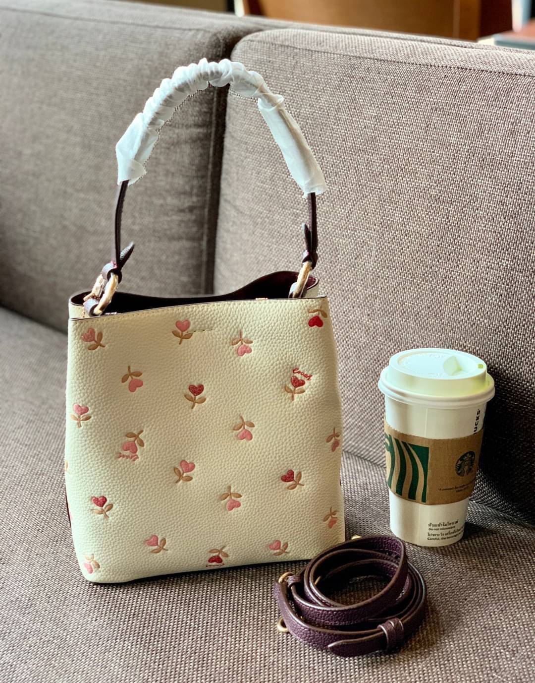 COACH SMALL TOWN BUCKET BAG WITH HEART FLORAL PRINT ((C2811)) 💐พร้อมส่งสินค้าห้ามพลาดค่ะ! กระเป๋าหิ้ว//คล้องไหล่//สะพายครอสบอดี้ร์ได้ ใบเดียวเอาอยู่จร้า😘 หนังแท้โดดเด่นด้วยดอกหัวใจนูนสลับวิ้งๆ ได้สวยงามน่ารักมากๆค่ะ