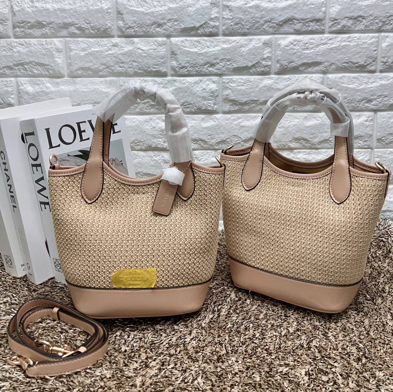 Coach Hanna Bucket Bag In Straw And Smooth Leather 7" กระเป๋าทรงถังงานทอน้ำหนักเบา จุของได้เยอะ เกรดท็อปออริ เกรดดีสุด สลับแท้ 1:1 ใช้ต่างประเทศได้