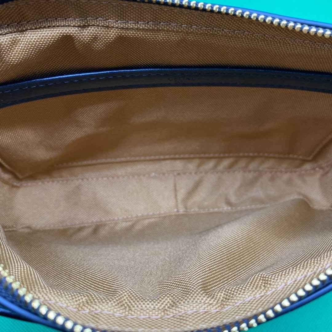 หนังแท้ CELINE Medium Messenger Bag In Triomphe Canvas With Celine Print In Black กระเป๋าทรงครอสบอดี้ วัสดุหนังแท้ทั้งใบ ขนาดกลางกำลังดี น้ำหนักเบา รูปทรงใช้งานง่าย ได้ทั้งหญิงชาย ภาพสินค้าถ่ายจากงานขายจริง ใช้งานต่างประเทศได้