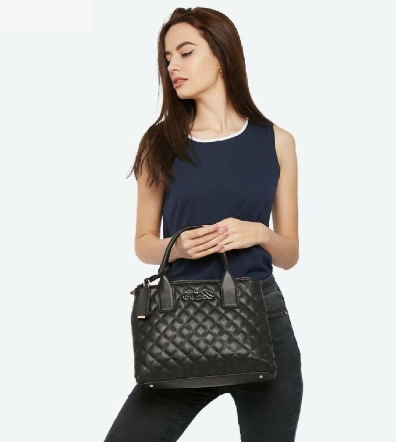 Guess Elliana Quilted-Look Handbag กระเป๋าสะพายรุ่นใหม่ล่าสุดจาก Guess factory วัสดุหนังนิ่มเรียบเดินเส้นลายตารางสวยดูดี ขนาดกำลังดี น้ำหนักเบา ด้านหน้าประดับโลโก้แบรนด์สวยโดดเด่น มีช่องใส่ของหลายช่อง เปิดปิดด้วยกระดุมแม่เหล็กและช่องซิป ภายในโล่งกว้างมีช่