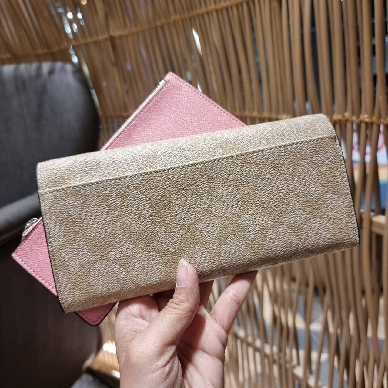 COACH F52601 POP SLIM ENVELOPE WALLET IN SIGNATURE รุ่นขายดี ขายหมด!! รุ่นหายาก!! เติมสต็อคจ้า!! กระเป๋าสตางค์รุ่นฝาพับ ดีไซน์เรียบหรู คลาสสิค ใช้งานง่ายและสะดวกมากๆ ด้วยซองซิปที่เสียบด้านหลัง ถอดแยกออกมาใช้ได้ หรือเอาออก พกกระเป๋าเดี่ยวๆก็ได้ ถือใบนี้ดูไ