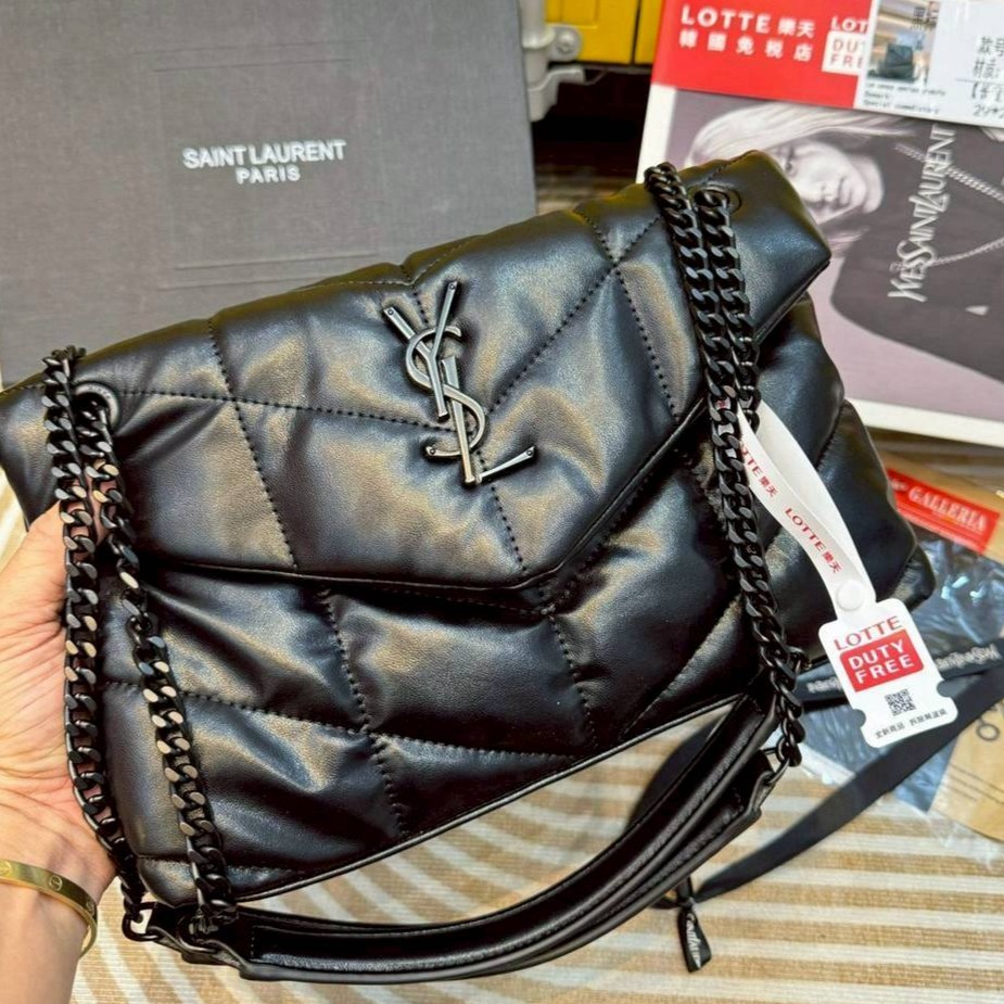 YSL puffer small in nappa leather Bag กระเป๋าสะพายทรงสวยสุดหรู รุ่นยอดนิยม ทรงสวย ใช้ได้บ่อยไม่มีเบื่อ ดีไซน์เรียบหรู ออกแบบมาให้ใช้งานได้สะดวกด้วยกระดุมแม่เหล็ก พับทรงเข้ารูป