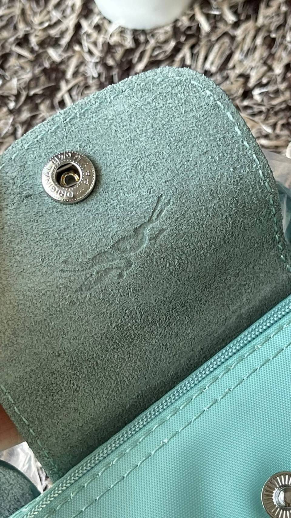 LONGCHAMP LE PLIAGE ORIGINAL Pouch with handle กระเป๋าถือขนาดมินิทรงpouch ให้ความหรูหราจาก Le Pliage (เลอ ปลิยาจ) ในขณะที่ที่ปิดแบบซิปช่วยให้คุณมั่นใจได้