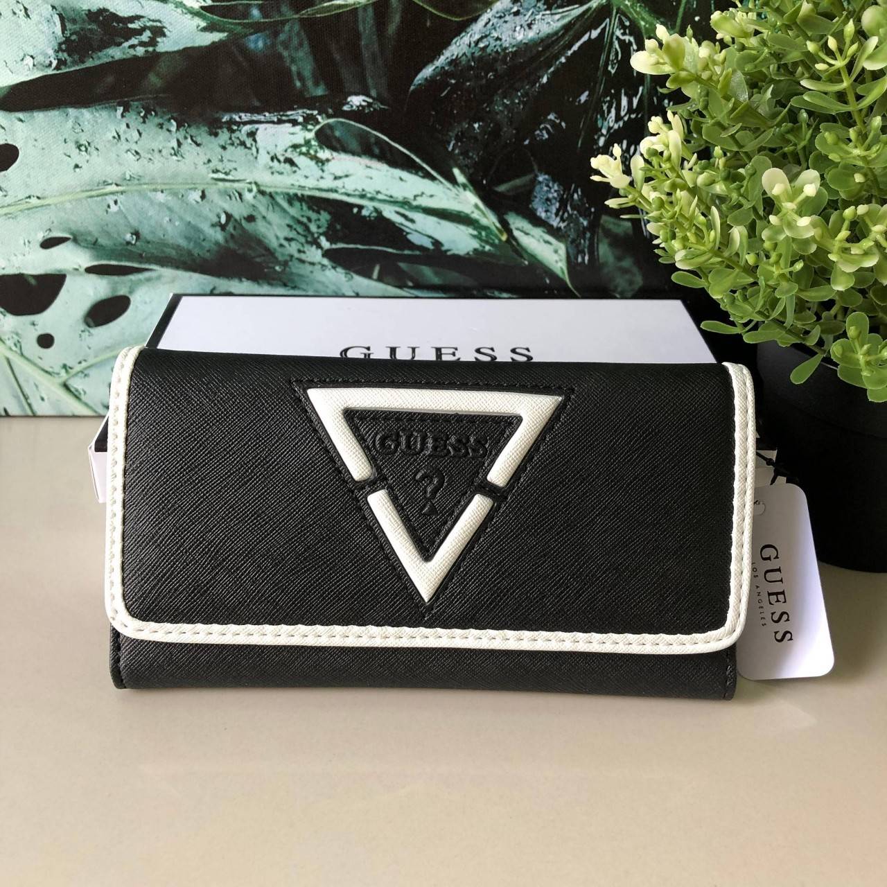 Guess long wallet กระเป๋าสตางค์ใบยาว หนังลาย saffiano ภายในมีช่องใส่ธนบัตร, บัตร, ช่องใส่รูป และช่องซิปใส่เหรียญด้านหลังค่ะ