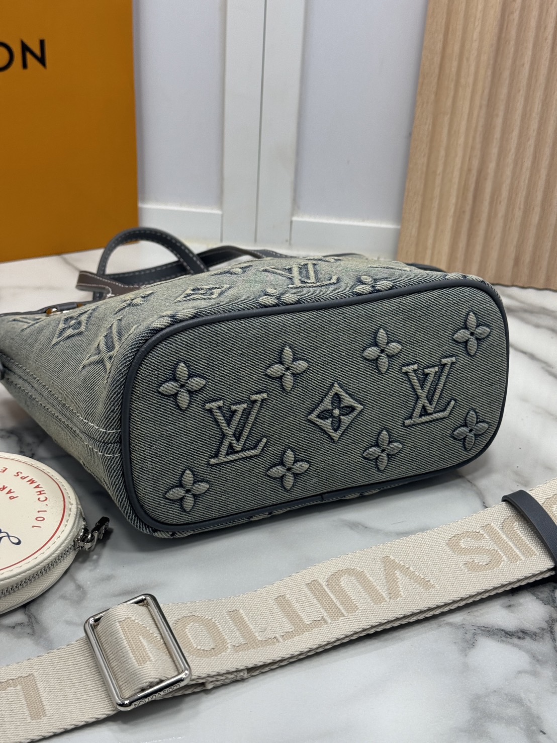 LV Neverfull BB Monogram Denim - Handbags กระเป๋าทรงโท้ทมินิเดนิมสไตล์วินเทจ ปั้มนูนโลโก้ลายโมโนแกรม เดนิมสีซีดสวยคลาสสิกสุดไอคอนิก ที่ใครเห็นต้องเป็นคลั่งรัก