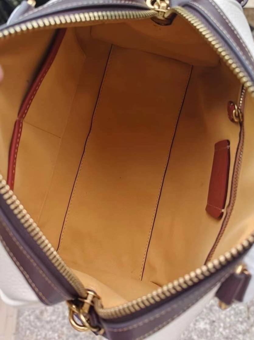 Coach ruby satchel 25 in colorblock C8530 / Coach Boston pillow bag ใหม่ก่อนใคร ไม่ต้องรอพรี! กับกระเป๋าทรงหมอนดีไซน์ใหม่ เพิ่มดีเทลความหรู มาพร้อมหูจับในตัว และสายสะพายครอสสีเข้ากับตัวกระเป๋า ภายในโล่งกว้าง ใส่ของได้สบายๆ จุได้แบบเน้นๆ ใบจริงมีเสน่ห์ดึงด