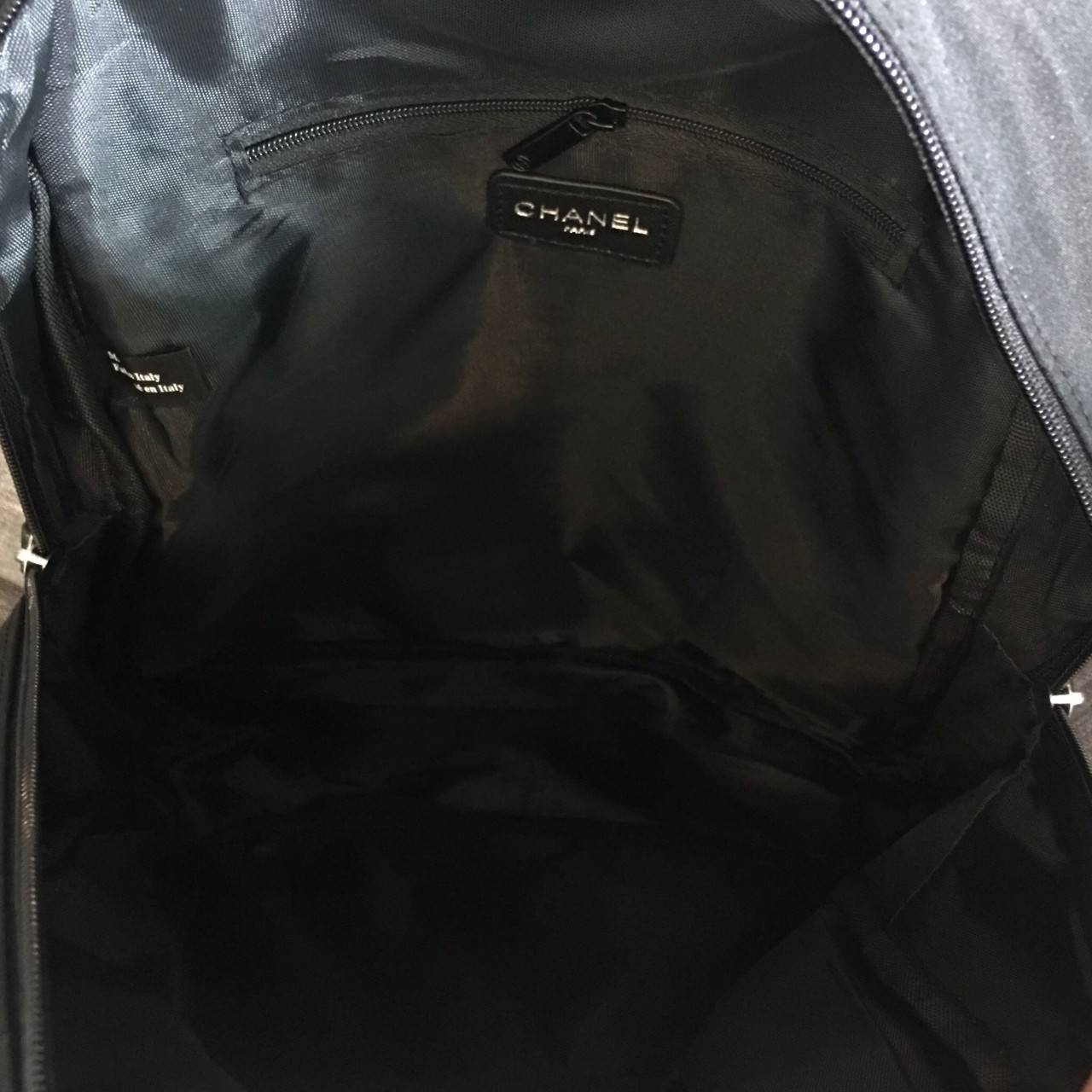 CHANEL VIP GIFT NYLON BACKPACK กระเป๋าเป้ Limited Edition VIP Gift With Purchase (GWP) ของเเท้จาก Chanel Perfumes Counter วัสดุ NYLON เนื้อหนาสีดำตัดโลโก้แบรนด์สีขาว เปิดปิดด้วยซิป หัวซิปแบรนด์ ขนาดกำลังดี น้ำหนักเบา กันนำ้ดูแลรักษาทำความสะอาดง่าย มีหูหิ้