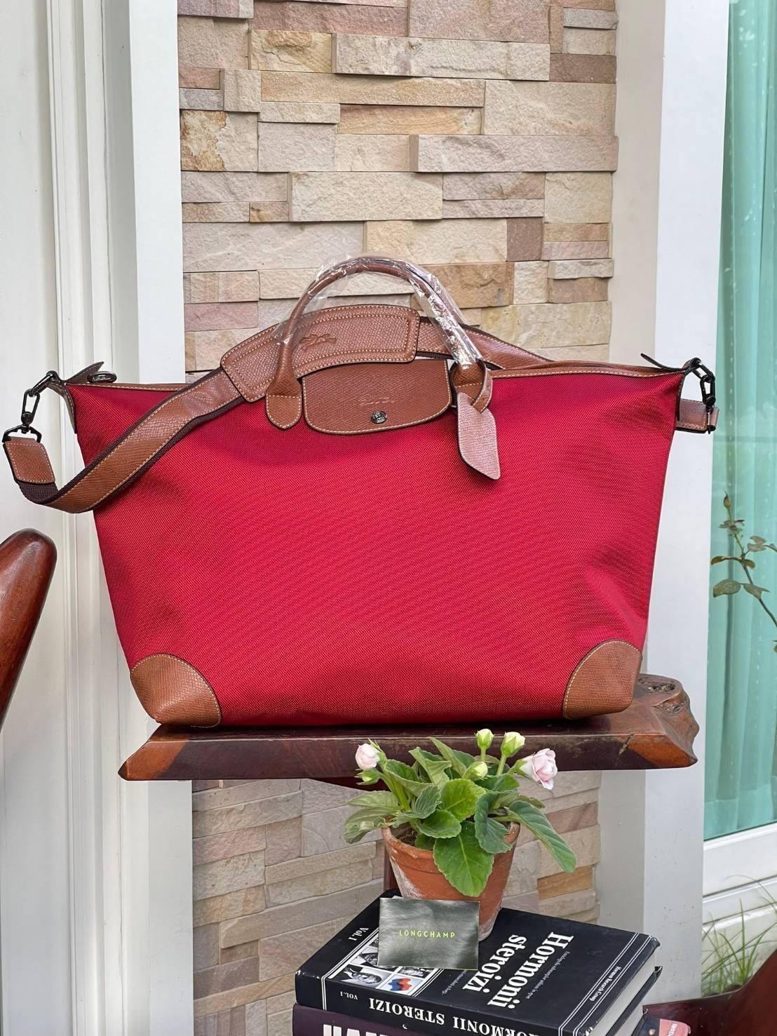 LONGCHAMP BOXFORD TRAVEL BAG L กระเป๋าเดินทางขนาดใหญ่ มาพร้อมสายสะพายที่สามารถถอดได้ ให้คุณเลือกสะพายไหล่หรือถือได้ มีซิปรูดเปิดปิดกระเป๋าที่ให้คุณมั่นใจได้ว่าคุณจัดเก็บไอเท็มของคุณได้อย่างมิดชิด บ็อคฟอร์ด (BOXFORD) สะท้อนความเป็นเอกลักษณ์ของแบรนด์ที่เปี่