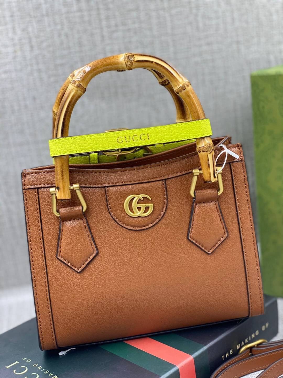 VIP GIFT 】หนังแท้ GUCCI Diana mini tote bag กระเป๋างานหูไม้ไผ่สุดคลาสสิก ดีไซน์มาใหม่พร้อมเข็ดขัดหนังสีสะท้อนแสงประดับตรงหูกระเป๋า ขนาดมินิกำลังน่ารักเลยค่ะ วัสดุหนังแท้ อะไหล่ทอง งานสวยตั้งอยู่ทรง มีสายสะพายยาว 1เส้น สามารถปรับระดับได้-ถอดได้ งานเก๋ไก๋ที