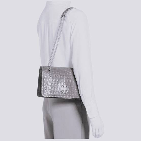 Tory Burch Black Carson Croc Embossed / TORY BURCH Carson Convertible Croc Leather รุ่นท็อปที่สาว ๆ หลายคนถูกใจ ด้วยทรงกระเป๋าคลาสสิกสุดเก๋ ใช้งานแบบไหนก็ดูดี ในลุคช์สาวหวานแบบสะพายสายคู่ หรือ ต้องการความคล่องตัวด้วยการสะพายแบบครอสบอดี้ มีดีไซน์ที่ Practi