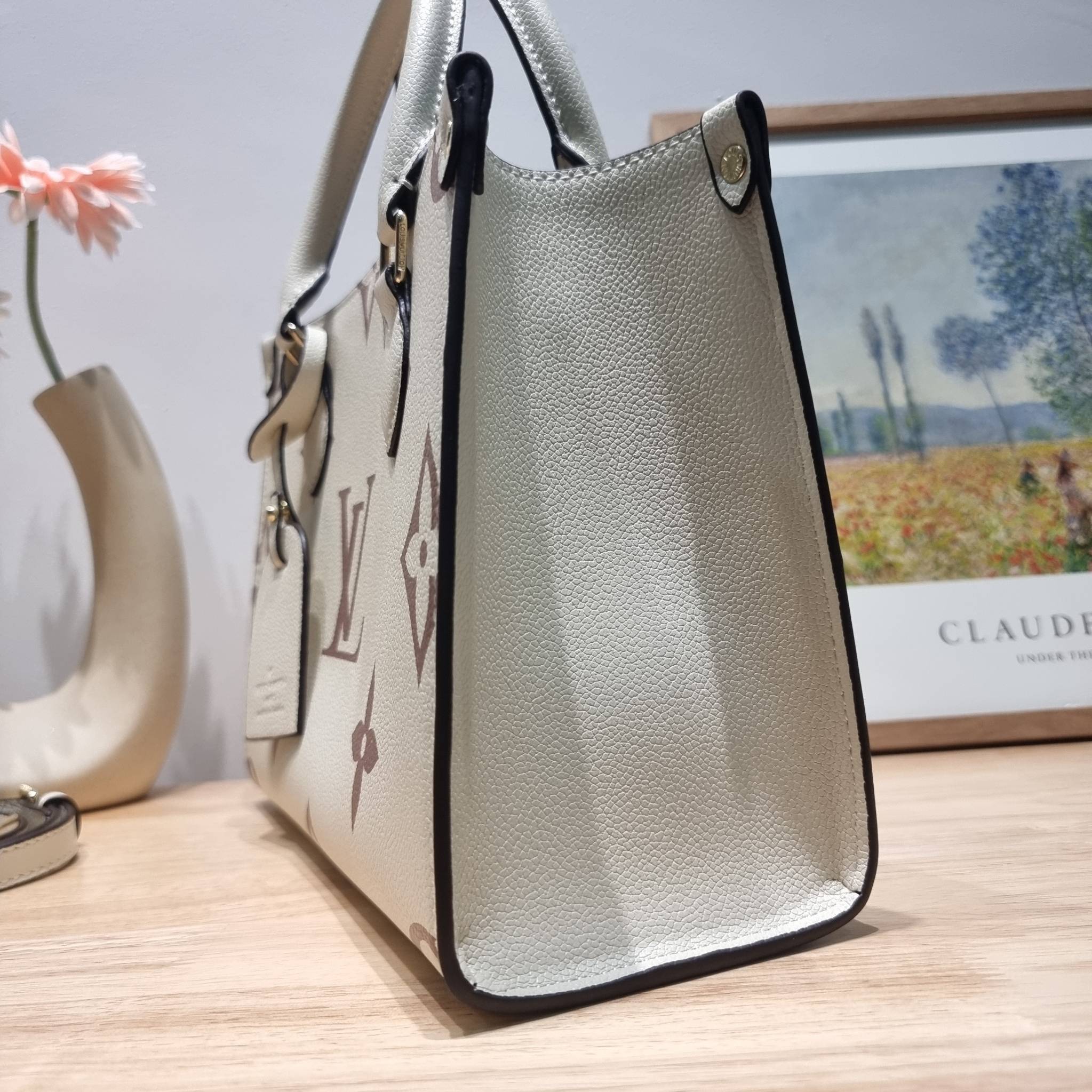 LV Onthego / LV crossbody tote bag กระเป๋าทรงโท้ทเวอร์ชั่นดั้งเดิม ที่คลาสสิค ผู้ดี หรูหรา โทนสีใช้งานง่าย ได้ทุกลุค ทุกสไตล์ วัสดุหนังลูกวัว ผิวลายเกรน มาพร้อมหูจับในตัว คล้องแขนก็ดูแพง หรือจะเกี่ยวสายครอสสะพายก็อัพลุคได้เลย ภายในโล่งกว้างมาก มีอะไหล่เกี